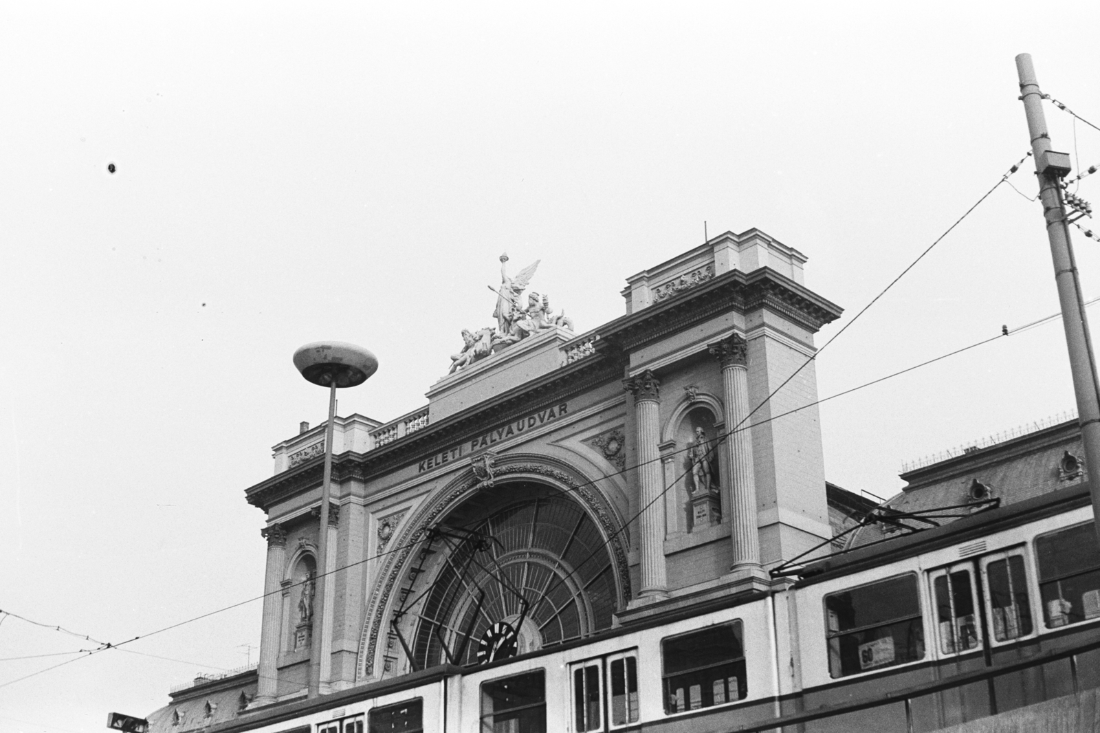 Hungary, Budapest VIII., Baross tér, Keleti pályaudvar., 1973, Chuckyeager tumblr, tram, train station, Ganz-brand, Budapest, Fortepan #175897