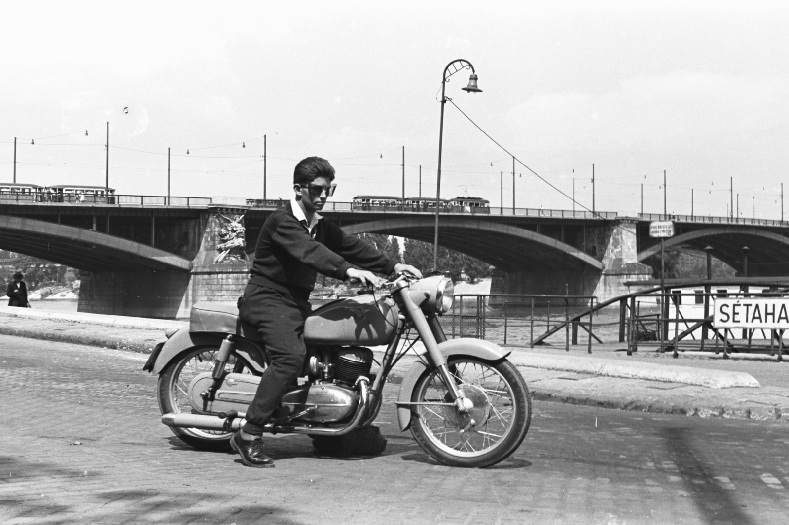 Hungary, Budapest II., felhajtó a budai alsó rakpartról a Bem József téri hajóállomásnál, a Margit híd alatt a Margitsziget látszik., 1957, Chuckyeager tumblr, tram, Trailer car, Budapest, Fortepan #175903