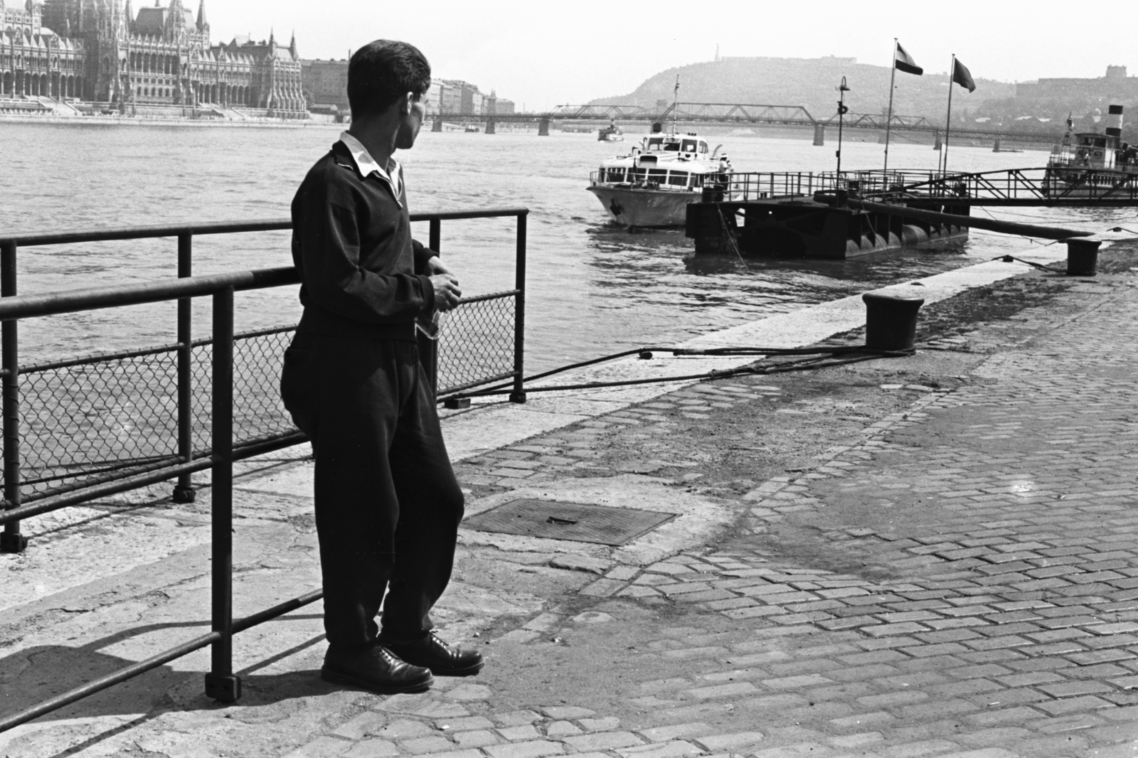 Hungary, Budapest II.,Budapest V., budai alsó rakpart a Bem József téri hajóállomásnál. Balra az Országház, jobbra a Kossuth híd, távolban a Gellért-hegy., 1957, Chuckyeager tumblr, Kossuth-bridge, ship, wharf, parliament, water bus, Budapest, Fortepan #175904