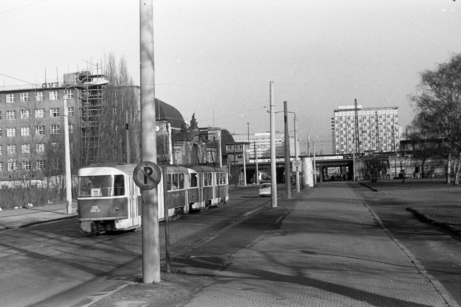 Germany, Dresden, Fritz-Löffler-Strasse (Juri-Gagarin-Strasse) a Prager Strasse felé nézve, szemben balra a Főpályaudvar (Dresden Hauptbahnhof)., 1970, Chuckyeager tumblr, GDR, Fortepan #175907