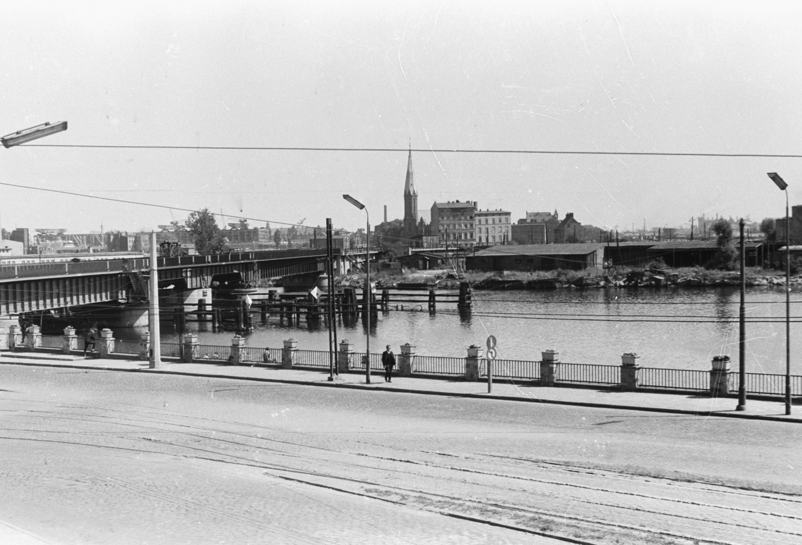 Poland, Szczecin, ulica Kolumba, balra a vasúti híd (Most Kolejowy) az Odera folyó, a túlparton a Szentháromság-templom (Kościół Świętej Trójcy)., 1965, Chuckyeager tumblr, Fortepan #175917