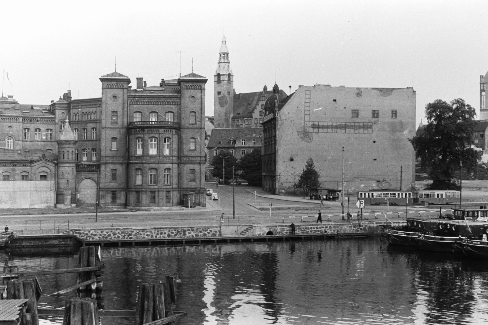 Lengyelország, Szczecin, óváros, előtérben az Odera folyó, a túlpartpn a Pomeraniai Orvosi Egyetem tornyos épülete., 1965, Chuckyeager tumblr, Fortepan #175921