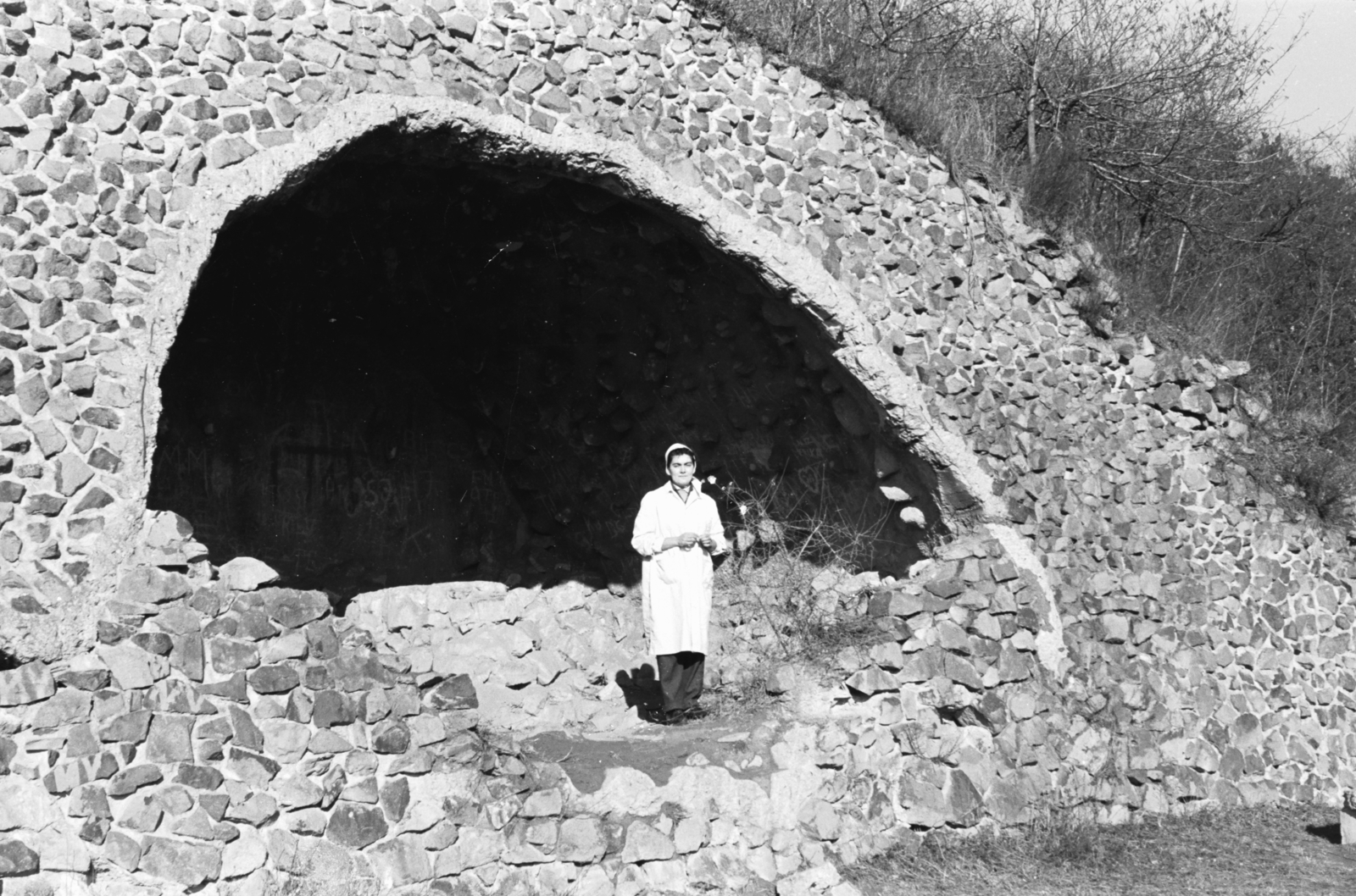Magyarország, Salgótarján, Kálvária domb, Nagy Magyarország-emlékmű, Lourdes-i barlang., 1956, Chuckyeager tumblr, munkaköpeny, Fortepan #175925