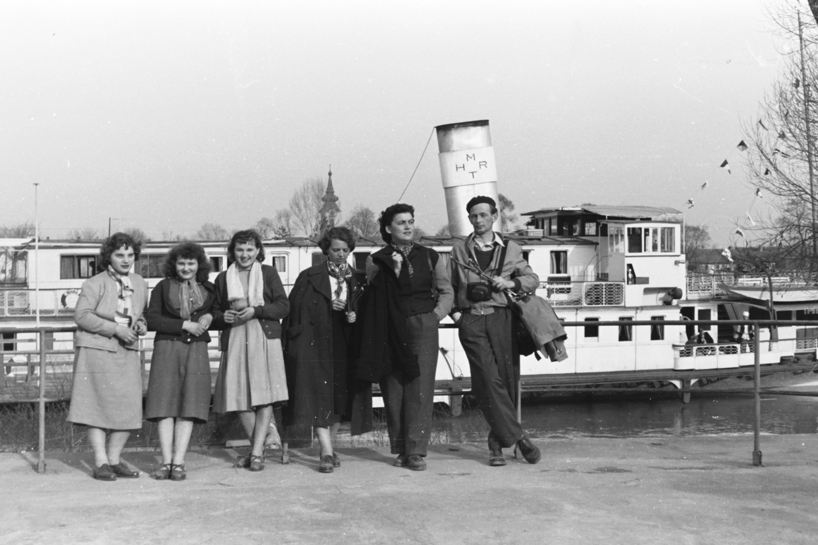 Hungary, Leányfalu, hajóállomás, a túlparton Pócsmegyer református temploma., 1959, Chuckyeager tumblr, steamboat, women, men, boat station, Danube, ship, Fortepan #175935