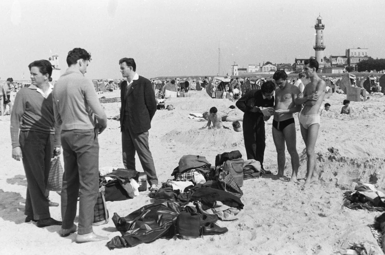 Germany, Warnemünde, Rostock, strand, jobbra a régi világítótorony., 1961, Chuckyeager tumblr, GDR, Fortepan #175936