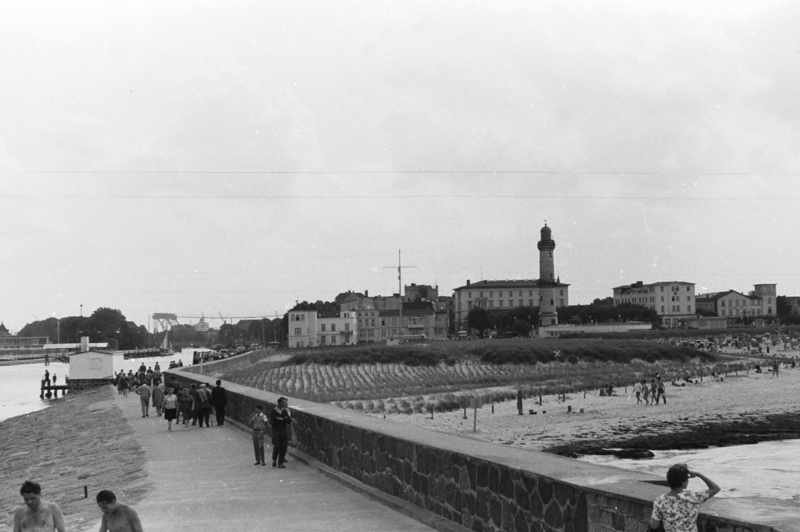 Germany, Warnemünde, Rostock, sétány a Nyugati móló (Westmole) felé az Alter Strom kikötőnél. Jobbra a strand és a régi világítótorony., 1961, Chuckyeager tumblr, GDR, Fortepan #175937