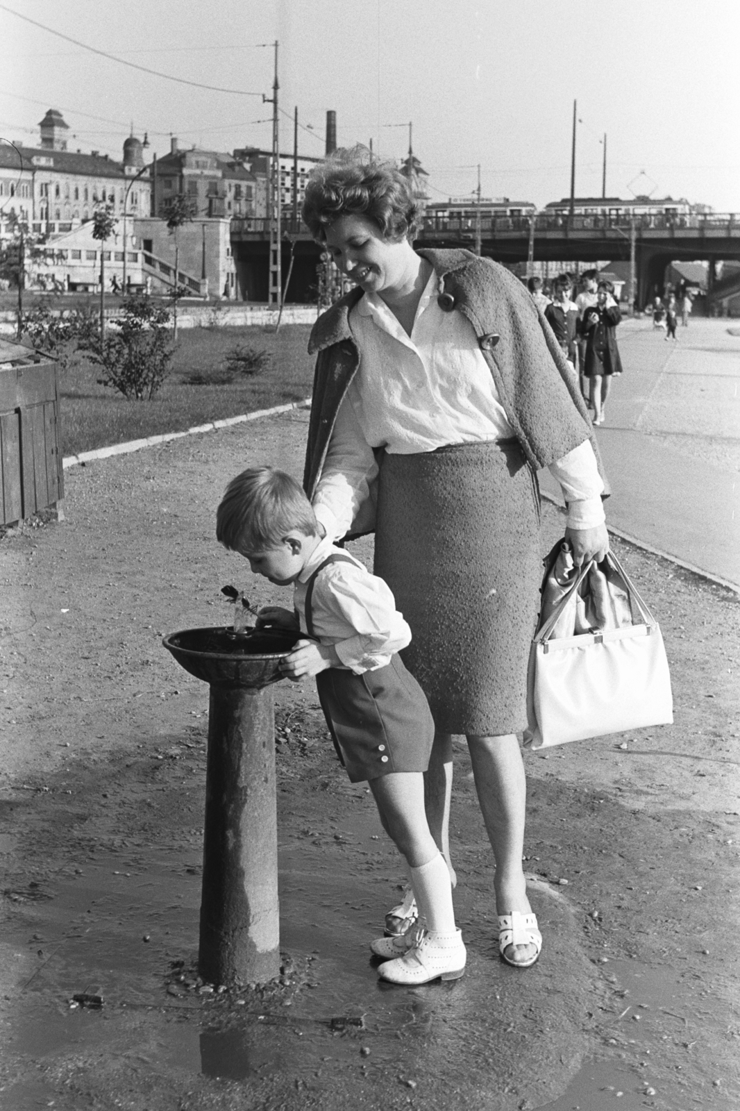 Hungary, Budapest IX., a mai Nehru part a Boráros tér és a Petőfi híd pesti hídfője felé nézve., 1967, Chuckyeager tumblr, well, drinking fountain, Budapest, Fortepan #175953