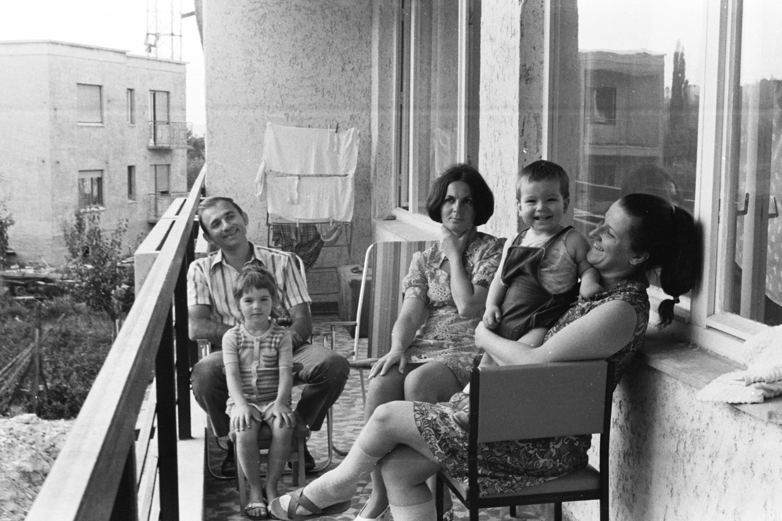 Hungary, Budapest II., a felvétel a Folyondár utca 30/B számű ház egyik lakásának erkélyén készült., 1975, Chuckyeager tumblr, Budapest, family, clothes-horse, Fortepan #175960