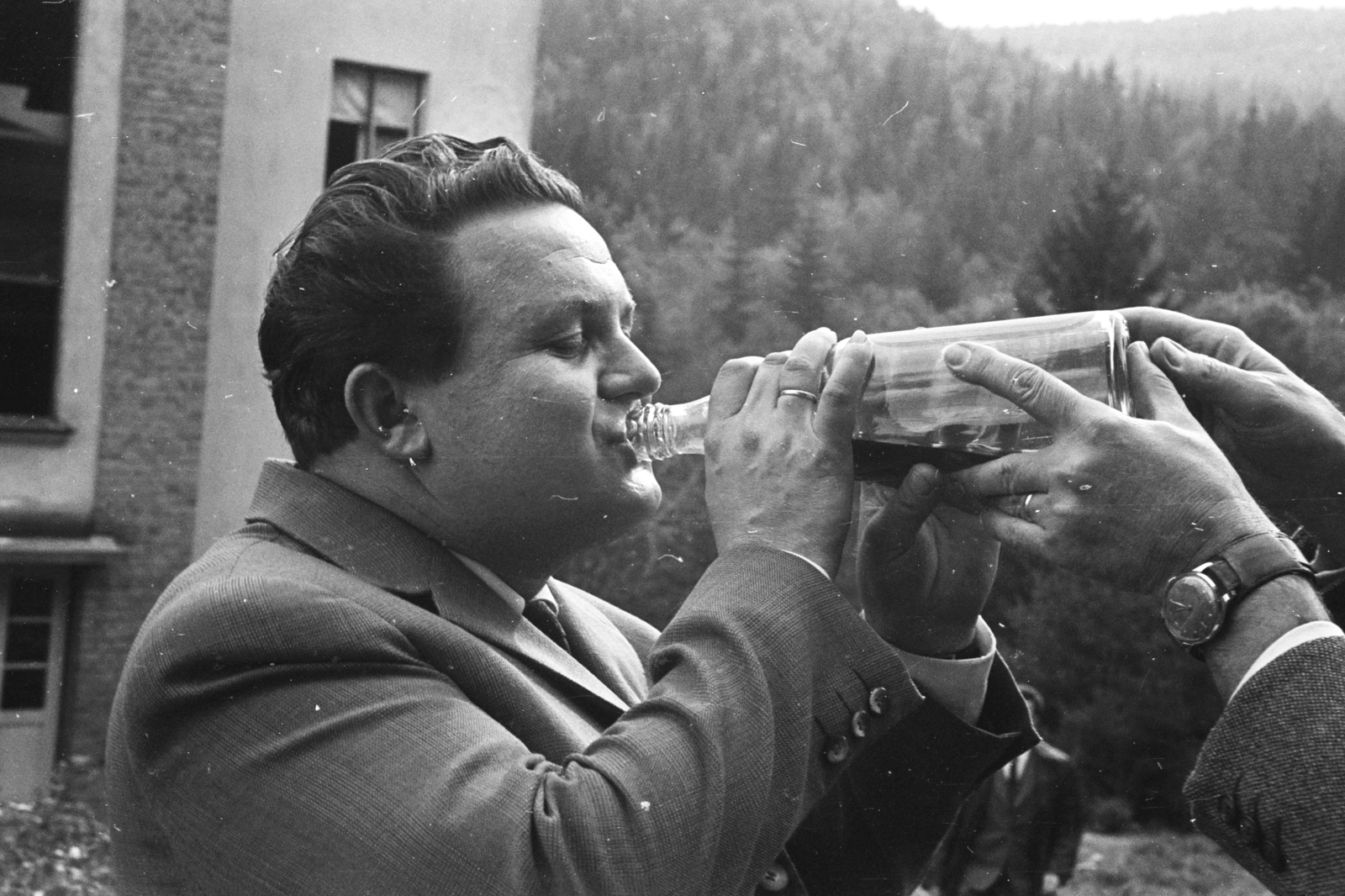 Magyarország, Sopron, Görbehalom városrész, Tárna utca 17., 1966, Chuckyeager tumblr, üveg, ivás, segítség, Fortepan #175969