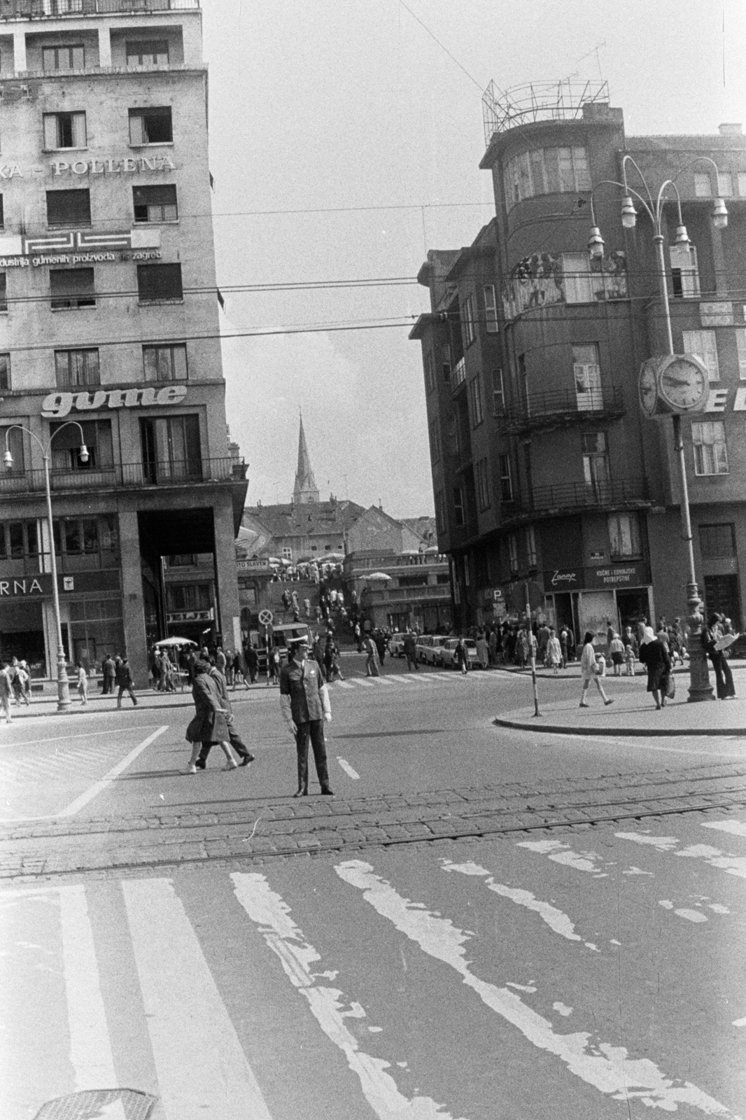 Horvátország, Zágráb, Jellasics bán tér (Trg bana Josipa Jelačića), szemben a Splavnica ulica. A távolban a Szent Ferenc-templom (Crkva sv. Franje) tornya látszik., 1971, Chuckyeager tumblr, Jugoszlávia, gyalogátkelő, Fortepan #175974
