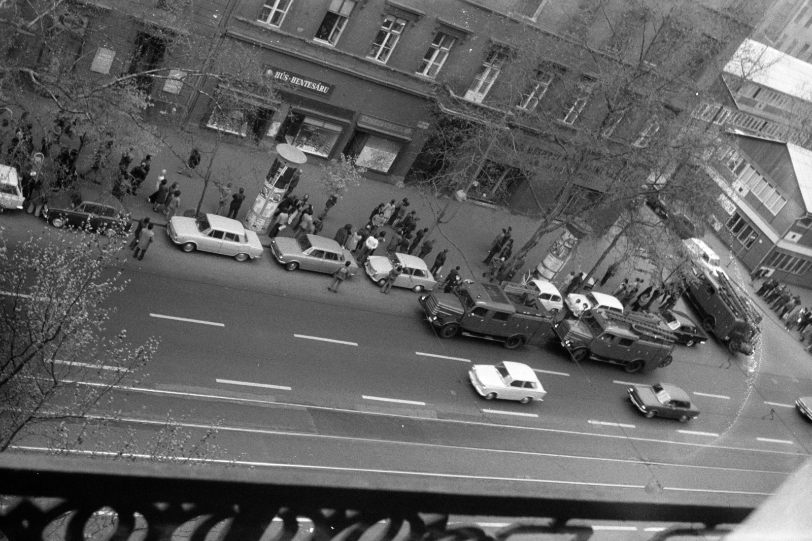 Hungary, Budapest VI.,Budapest V., a felvétel a Bajcsy-Zsilinszky út 19/b számú ház IV. emeletről készült, jobbra az ekkor névtelen, ma Podmaniczky Frigyes tér., 1972, Chuckyeager tumblr, fire truck, butcher shop, Budapest, Fortepan #175983