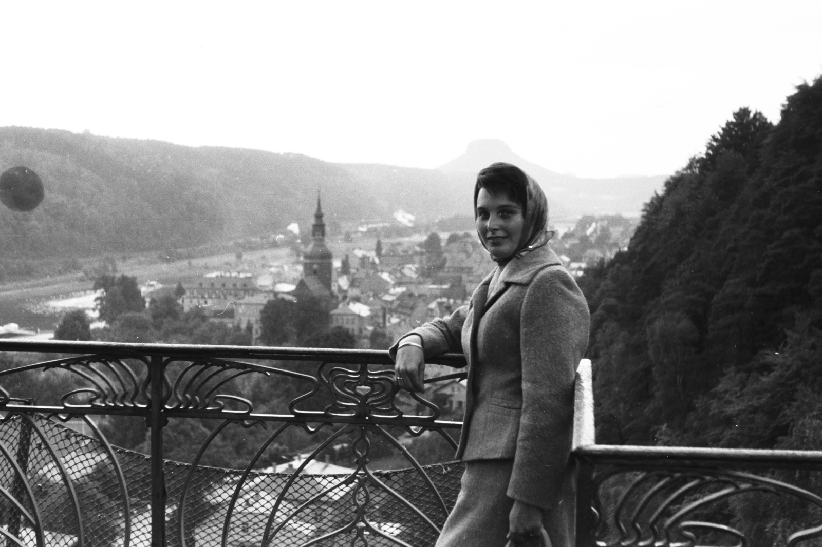 Németország, Bad Schandau, kilátás az 50 méter magas, lifttel ellátott acél torony teraszáról. Előtérben a St.-Johannis-Kirche, a távolban a Lilienstein. A torony a belvárost az Ostrau városrésszel köti össze., 1963, Chuckyeager tumblr, NDK, Fortepan #175994