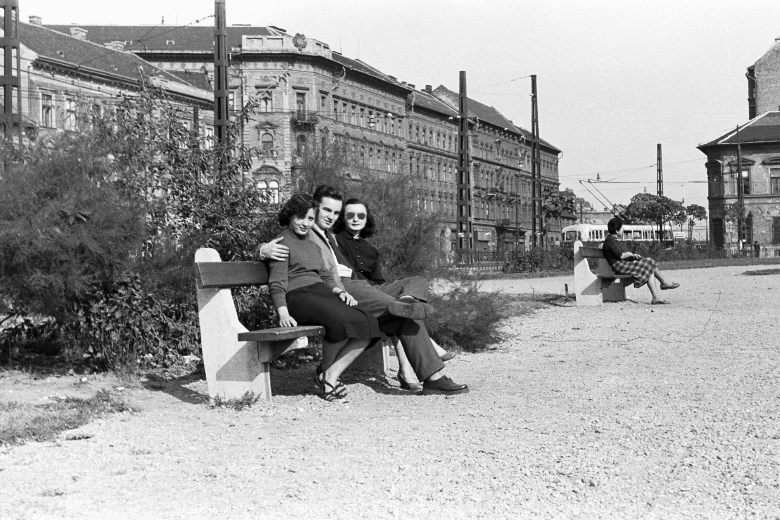 Magyarország, Budapest VIII., Kálvária tér, szemben a Baross utca Lujza utca - Dobozi utca közötti házsora., 1956, Chuckyeager tumblr, Budapest, fiatalság, átkarol, pad, Fortepan #176002