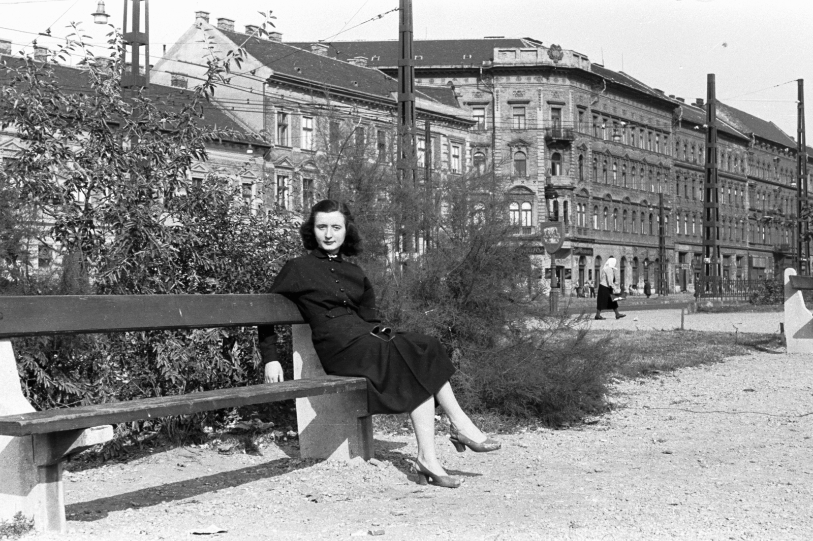 Magyarország, Budapest VIII., Kálvária tér, a háttérben középen a Lujza utca torkolata a Baross utcánál., 1956, Chuckyeager tumblr, Budapest, hölgy, bross, átvetett láb, pad, Fortepan #176003