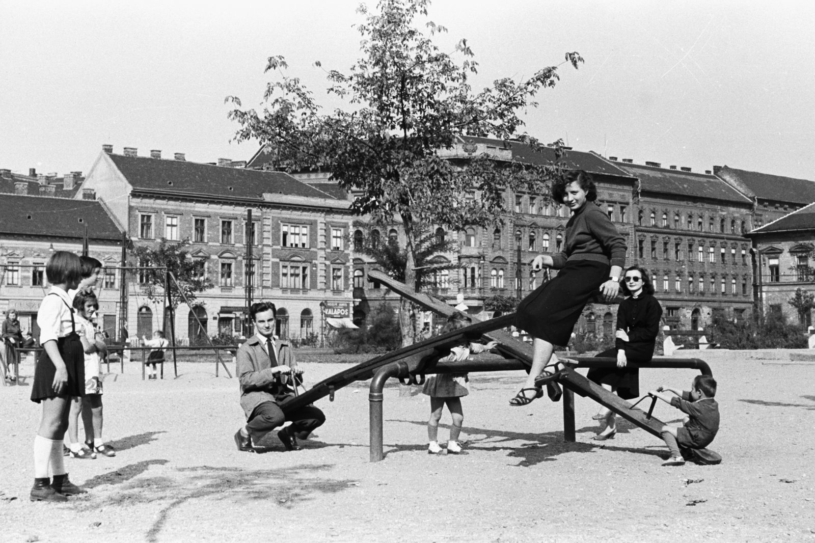 Magyarország, Budapest VIII., Kálvária tér. Középen részben takarva Kulich Gyula szobra, háttérben a Lujza utca torkolata a Baross utcánál., 1956, Chuckyeager tumblr, játszótér, libikóka, Budapest, Fortepan #176004