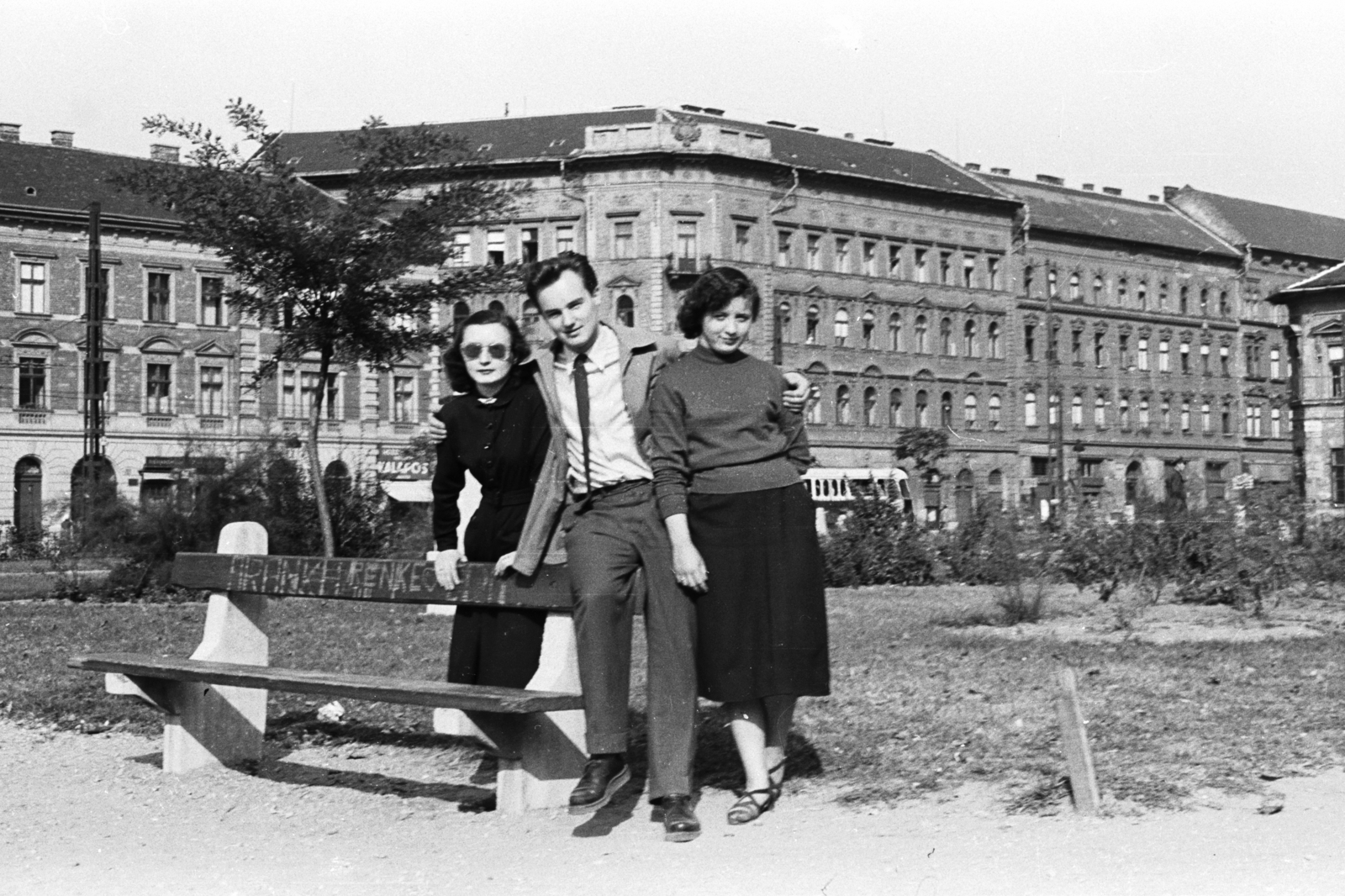 Magyarország, Budapest VIII., Kálvária tér. Szemben részben takarva a Lujza utca torkolata a Baross utcánál., 1956, Chuckyeager tumblr, Budapest, fiatalság, pad támláján ülni, átkarol, bross, pad, Fortepan #176005