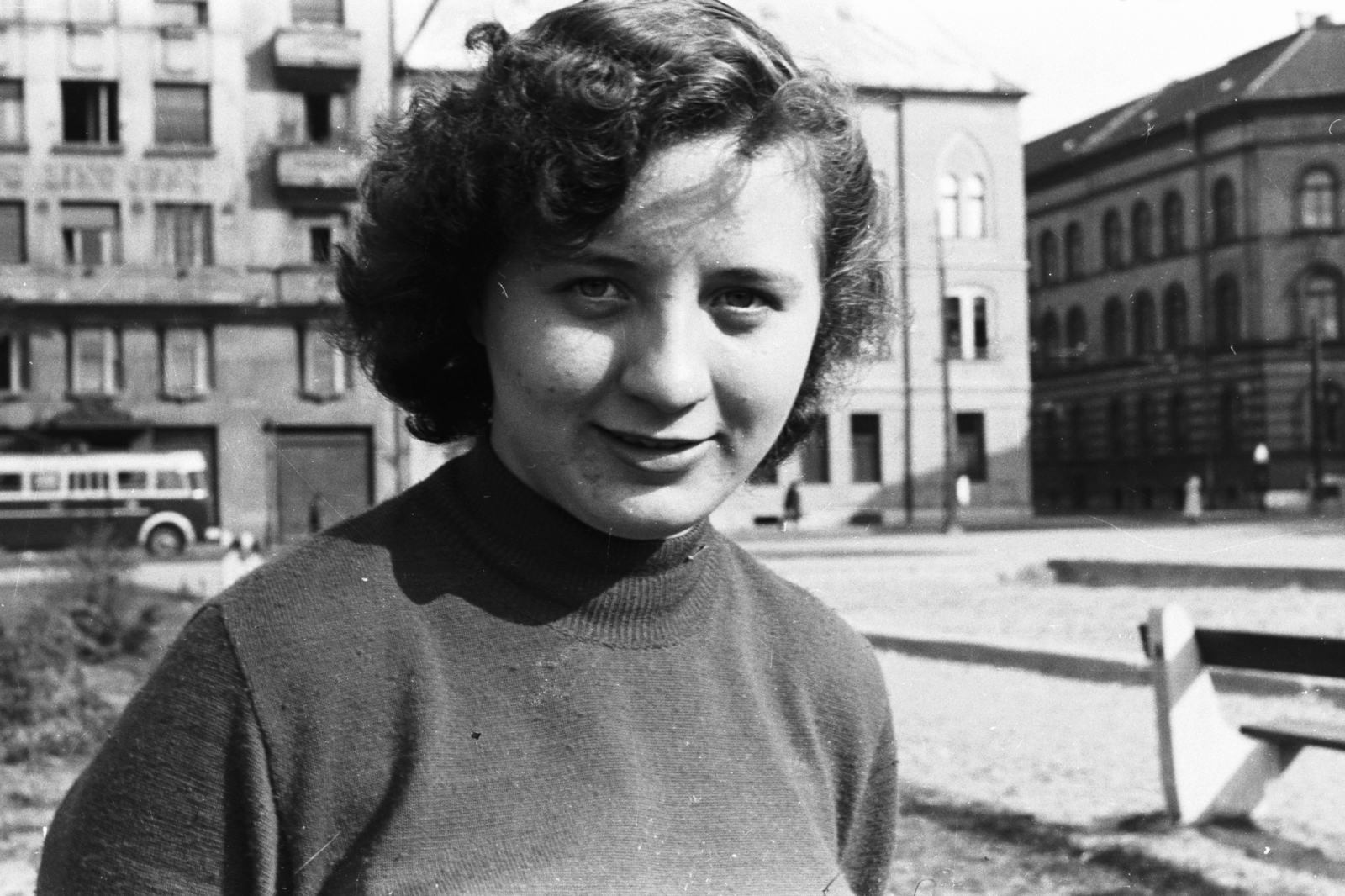 Magyarország, Budapest VIII., Kálvária tér, a háttérben jobbra a Csobánc utca torkolata a Diószegi Sámuel utcánál., 1956, Chuckyeager tumblr, Budapest, hajviselet, fiatalság, hölgy, Fortepan #176006