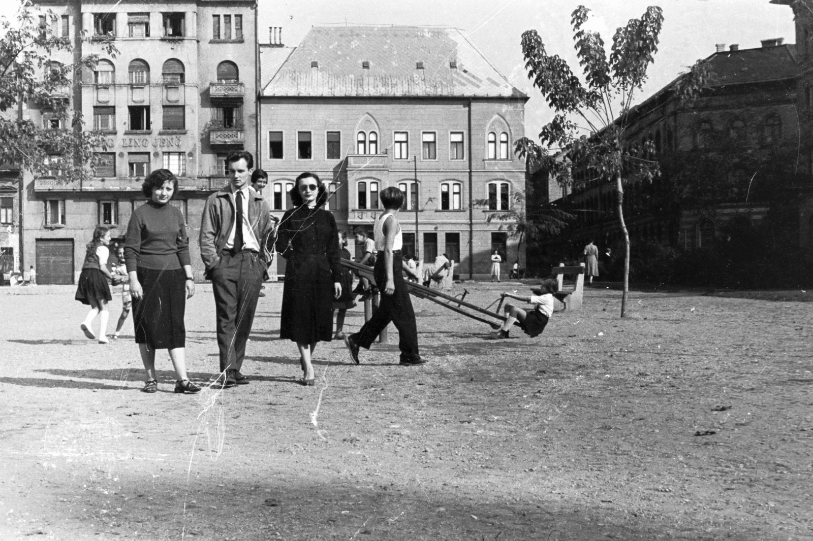 Magyarország, Budapest VIII., Kálvária tér, a háttérben jobbra a Csobánc utca torkolata a Diószegi Sámuel utcánál., 1956, Chuckyeager tumblr, játszótér, libikóka, Budapest, Fortepan #176007