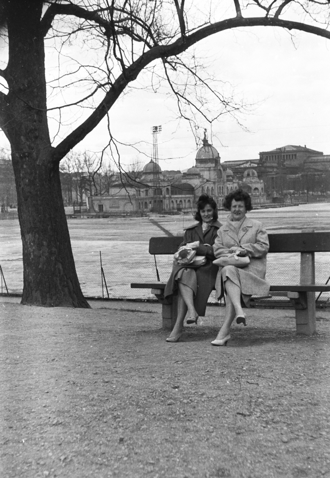 Hungary, Budapest XIV., a Városligeti-tó medre a Vajdahunyad vára mellől nézve, háttérben a Műjégpálya épülete és a Szépművészeti Múzeum., 1959, Chuckyeager tumblr, bench, Budapest, Fortepan #176009