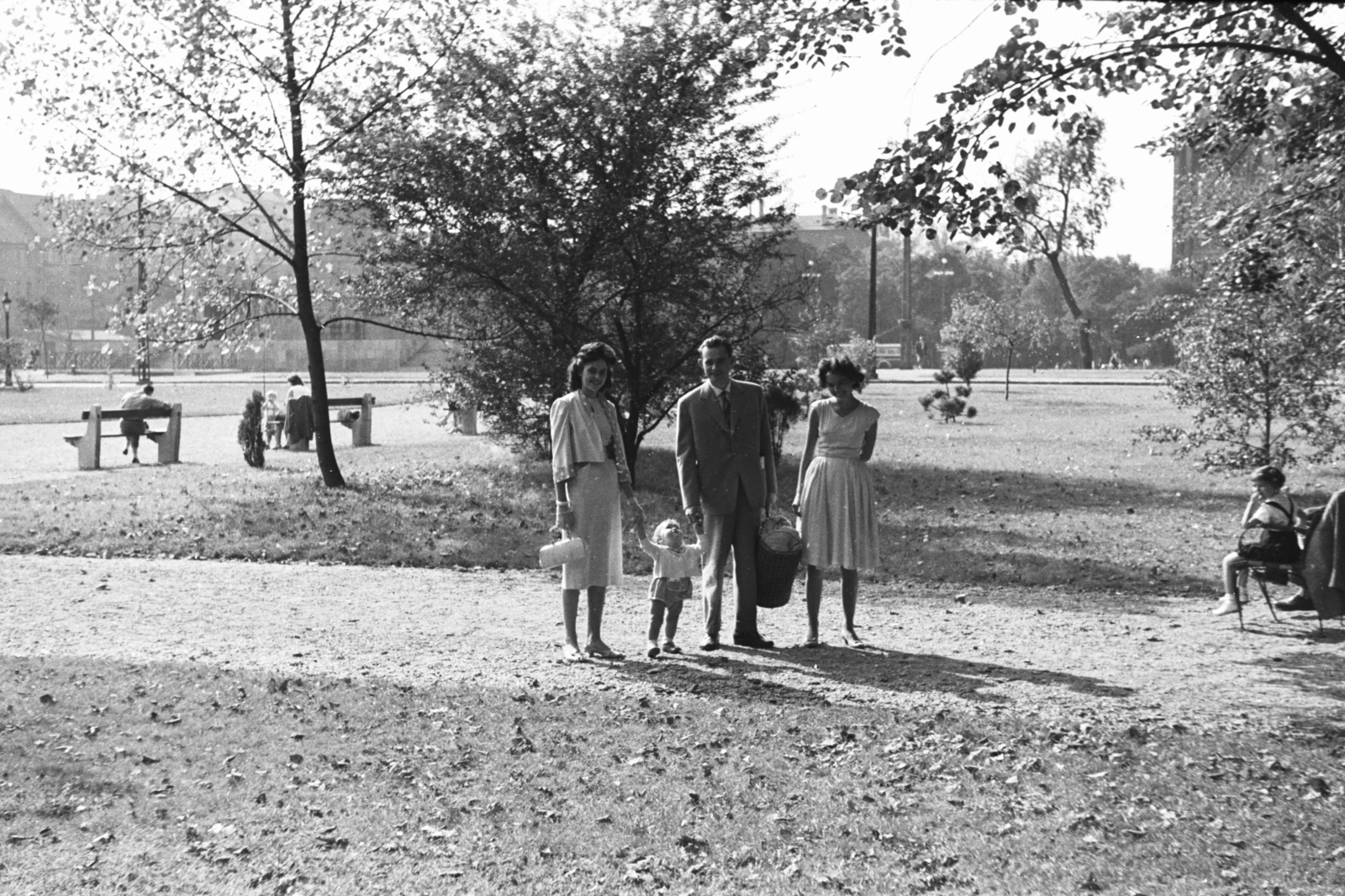 Hungary, Budapest XIV., Dvořák sétány, balra a háttérben az egykori Sztálin szobor talapzatának maradványa, jobbra a Műcsarnok sziluettje látszik., 1959, Chuckyeager tumblr, Budapest, Fortepan #176010