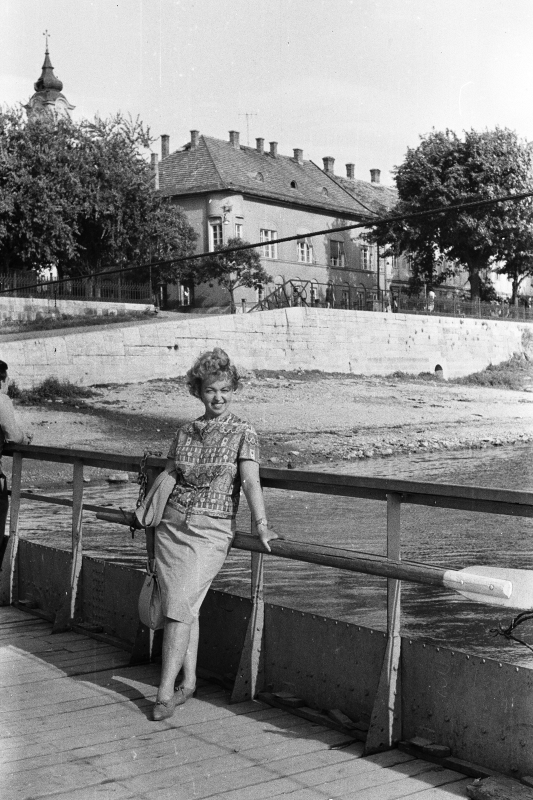 Magyarország, Vác, Duna-part, rév. A fák takarásában a Katona Lajos utcai egykori Görög templom (később Görög Templom Kiállítóterem) tornya látható., 1963, Chuckyeager tumblr, Görögkatolikus templom, Fortepan #176013