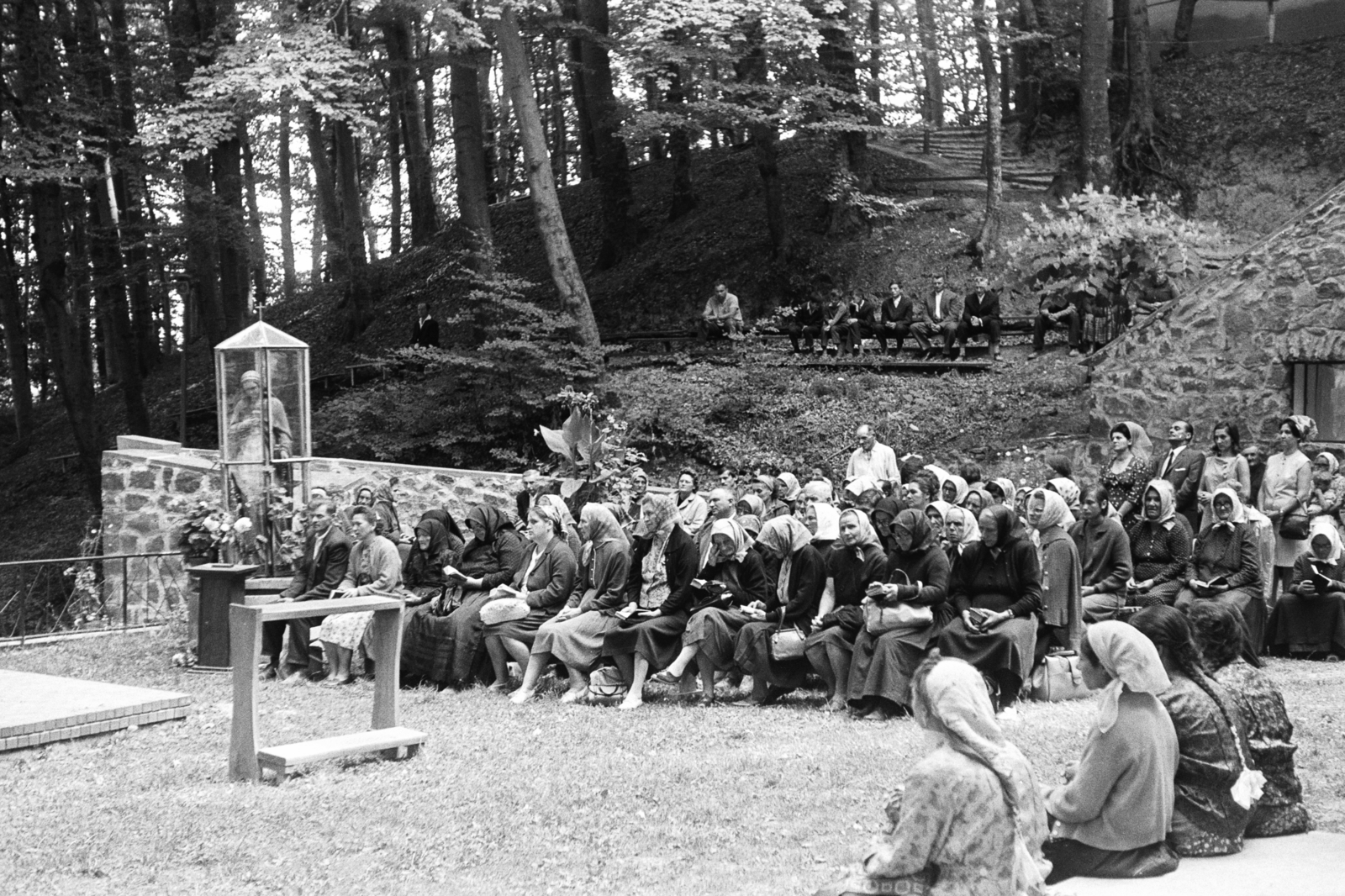 Magyarország, Csatka, az imádkozó Szent Szűz búcsújáró helye. A felvétel a Szentkúti-kápolnánál, a Mária napi búcsú alkalmával készült., 1962, Chuckyeager tumblr, imazsámoly, zarándokhely, roma népviselet, Fortepan #176017