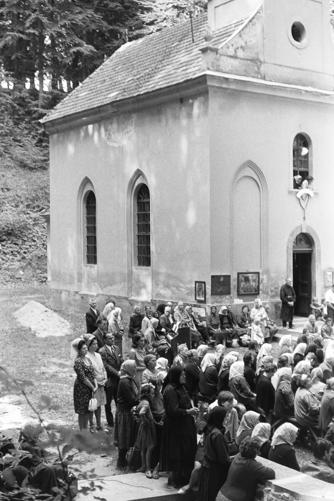 Hungary, Csatka, az imádkozó Szent Szűz búcsújáró helye. A felvétel a Szentkúti-kápolnánál, a Mária napi búcsú alkalmával készült., 1962, Chuckyeager tumblr, pilgrimage, rosary, Fortepan #176020