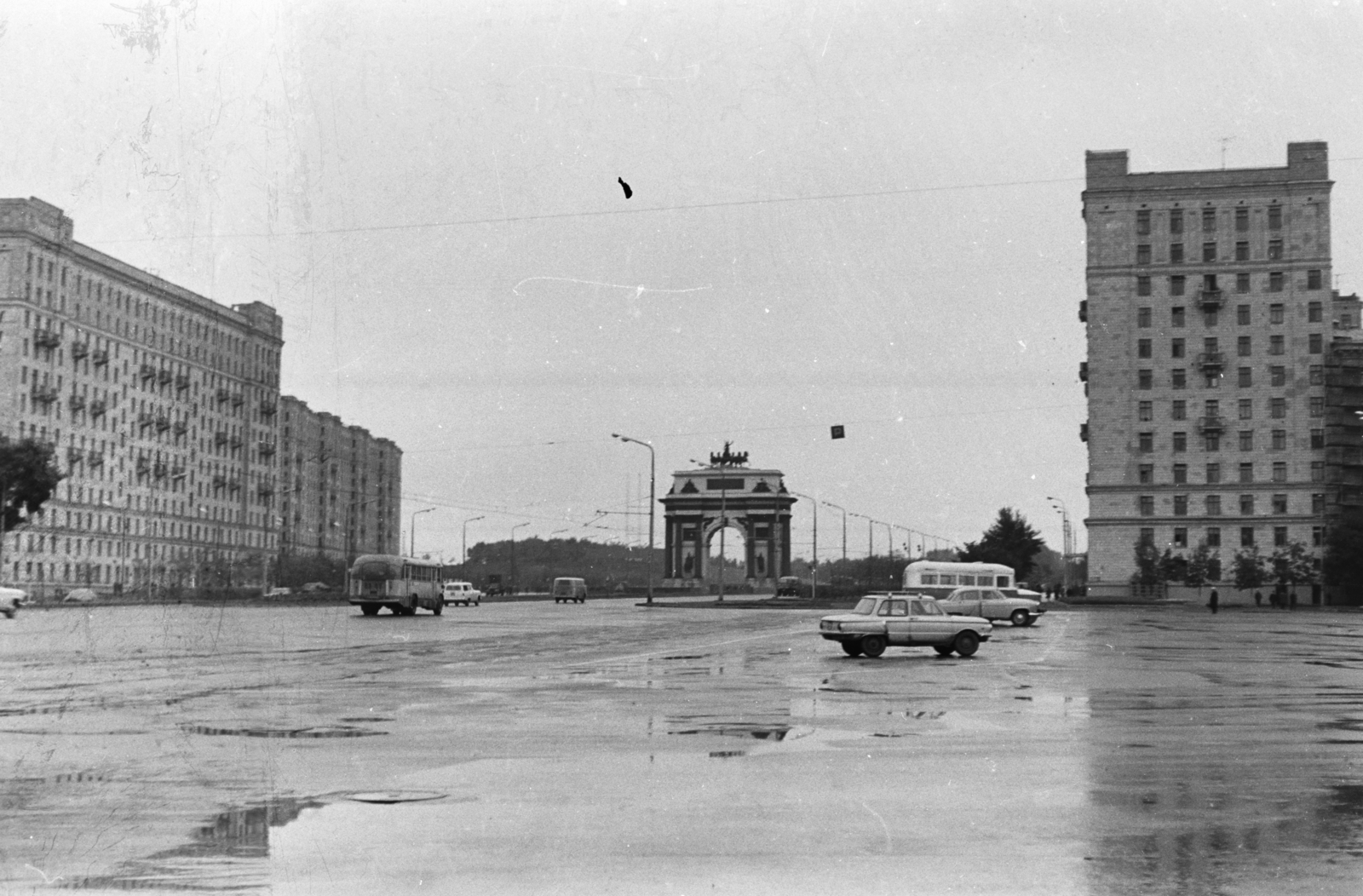 Russia, Moscow, Kutuzov sugárút, szemben az egykori Moszkvai Diadalkapu másolata., 1969, Chuckyeager tumblr, Fortepan #176022