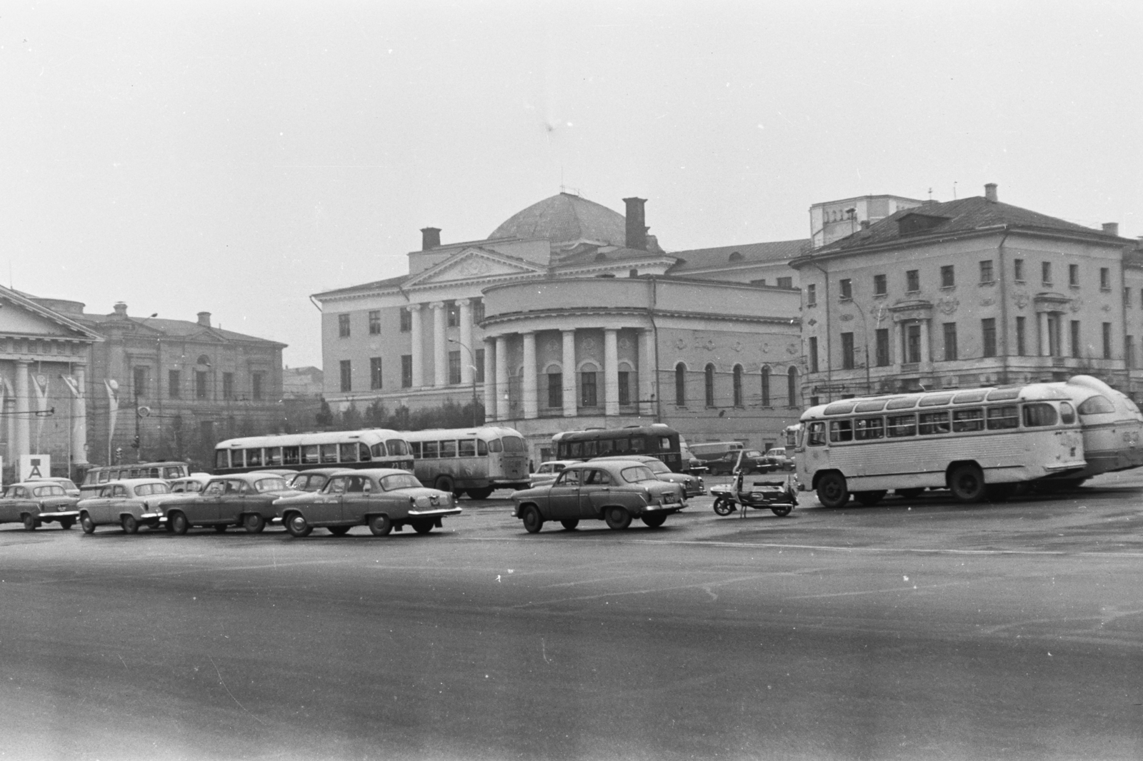 Russia, Moscow, Manézs tér. Balra a Manézs, egykor cári lovarda, ma kiállítóterem., 1965, Chuckyeager tumblr, Fortepan #176023