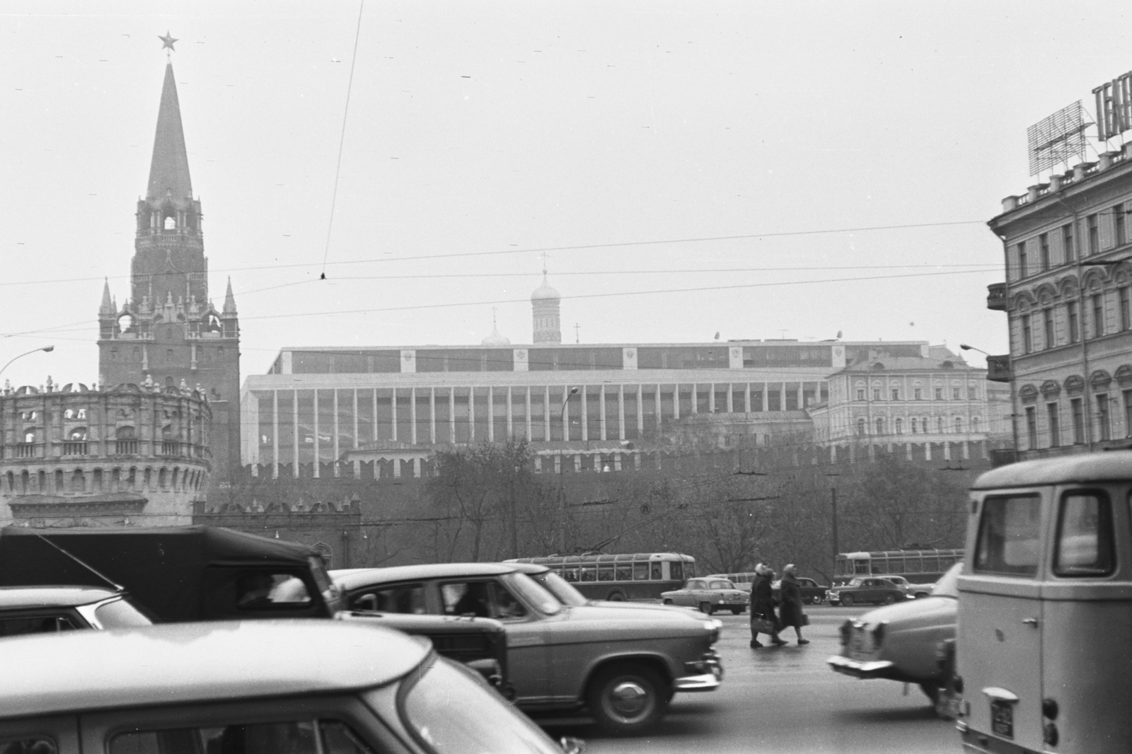 Russia, Moscow, Mohovaja utca (Marx sugárút), szemben balra a Kreml egyik bejárata a Kutafja-toronynál, jobbra a Kongresszusi palota.
, 1965, Chuckyeager tumblr, Fortepan #176025