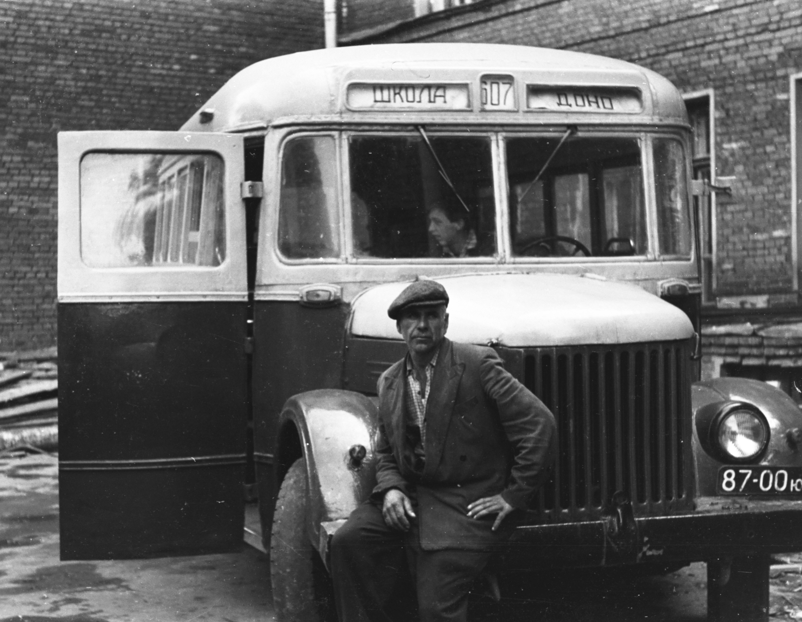 Russia, Moscow, Trifonovszkaja utca 9., a 607. számú iskola udvara., 1962, Chuckyeager tumblr, bus, Soviet brand, Fortepan #176035