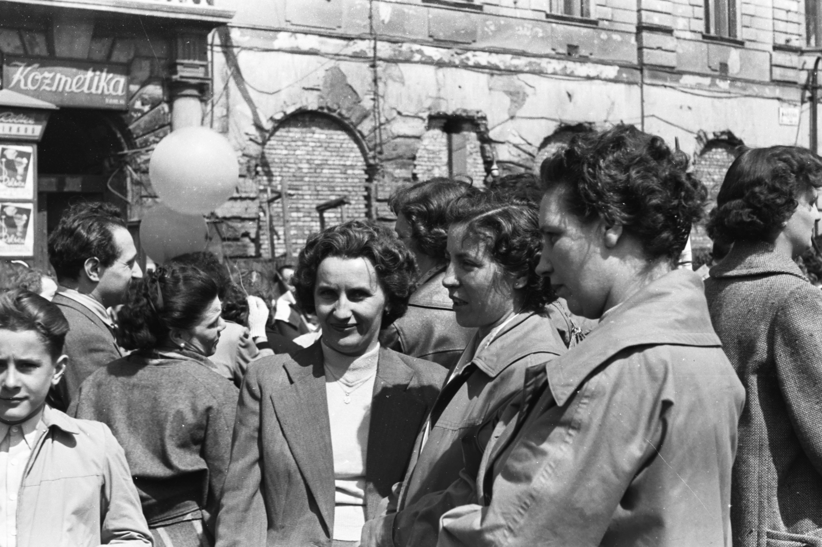 Hungary, Budapest VII., Baross tér, május 1-i felvonulás résztvevői a Bethlen Gábor utca sarkán álló ház előtt., 1958, Chuckyeager tumblr, Budapest, cosmetics, women, Fortepan #176044