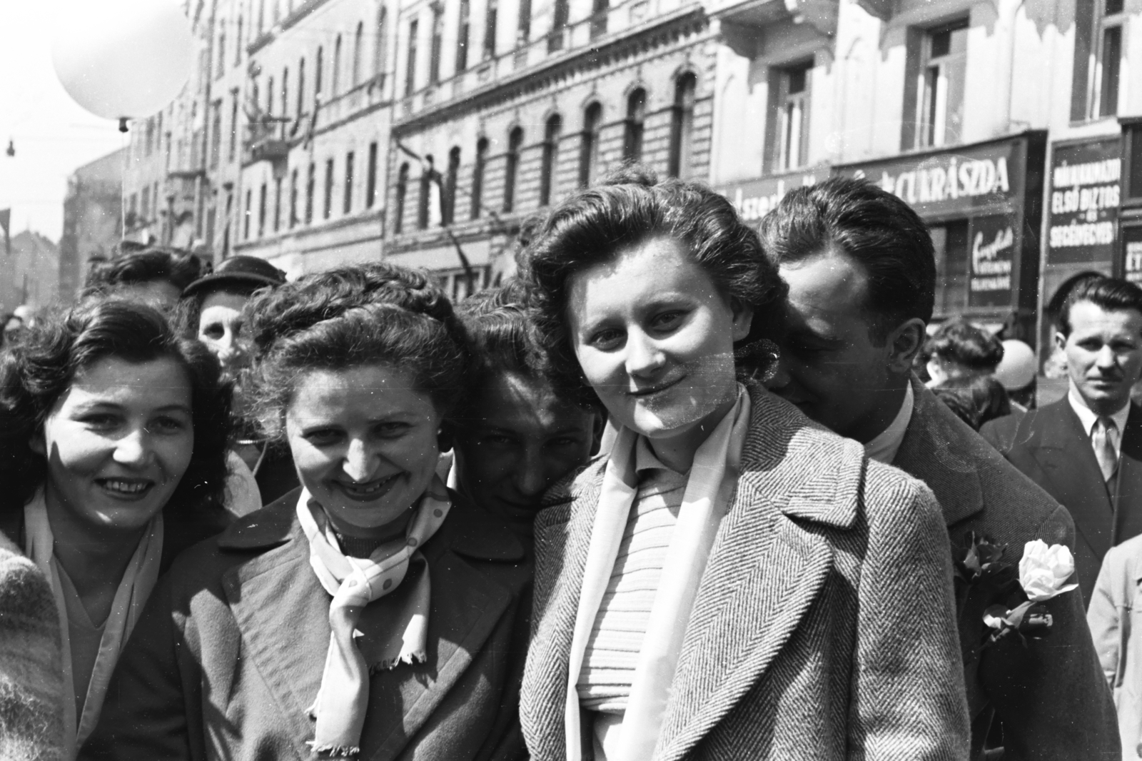 Hungary, Budapest VII., Baross tér, május 1-i felvonulás résztvevői a Rottenbiller utca - Bethlen Gábor utca közötti házsor előtt., 1958, Chuckyeager tumblr, Budapest, women, smile, neck scarf, Fortepan #176049