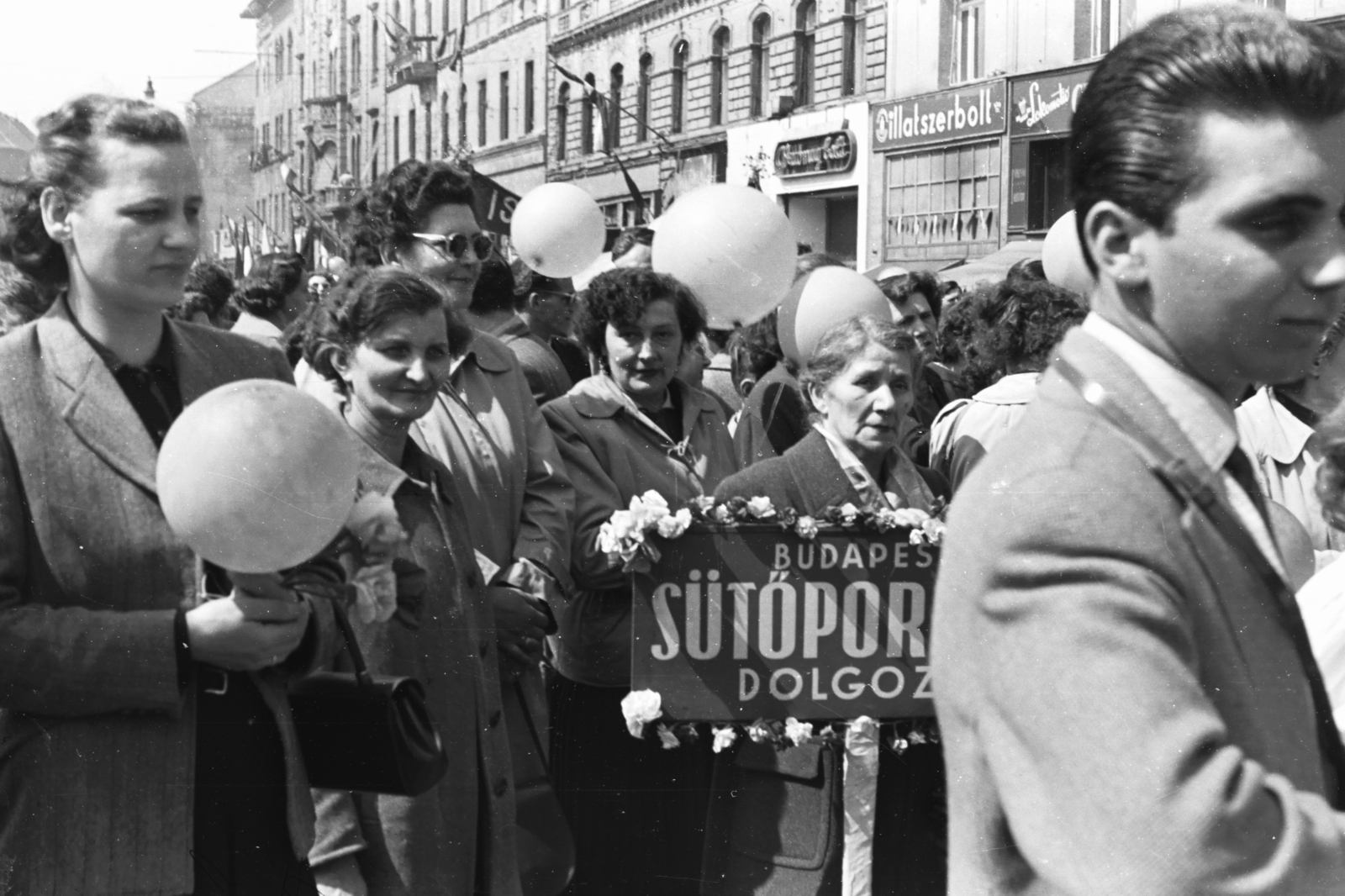 Hungary, Budapest VII., Baross tér, május 1-i felvonulás résztvevői a Rottenbiller utca - Bethlen Gábor utca közötti házsor előtt., 1958, Chuckyeager tumblr, Budapest, baloon, women, banner, Fortepan #176054