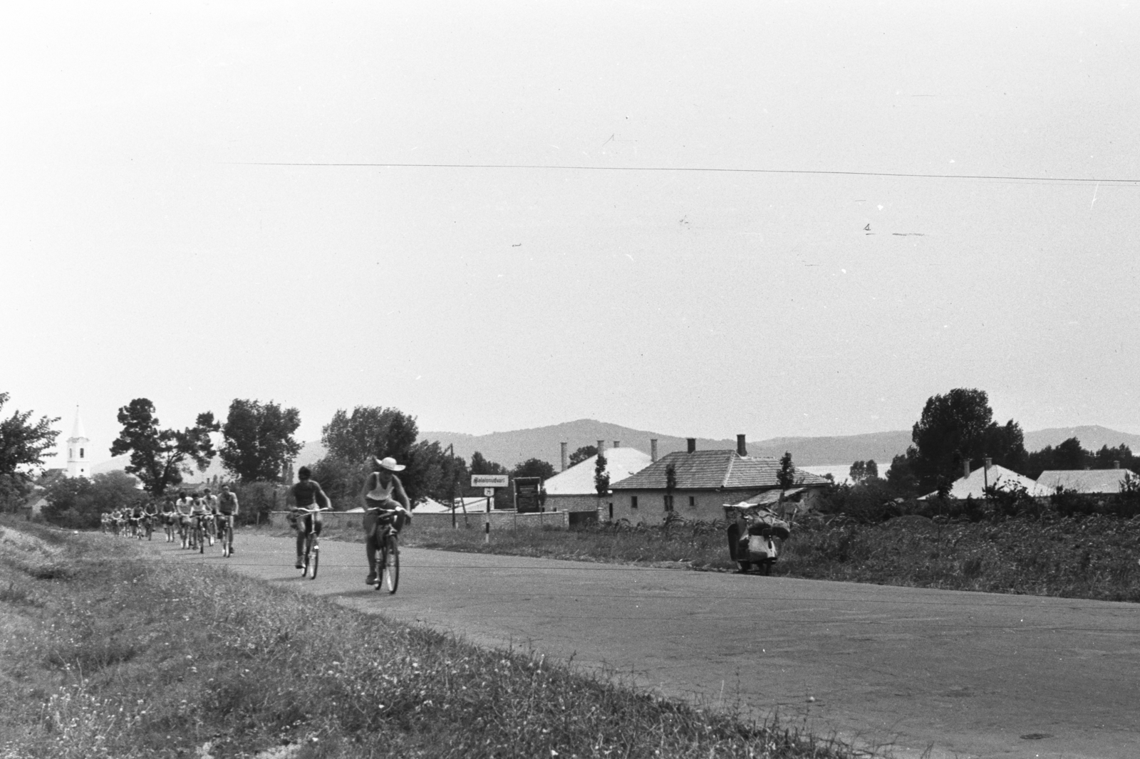 Hungary, Balatonudvari, a 71-es főút a település határában., 1962, Chuckyeager tumblr, bicycle, Fortepan #176081