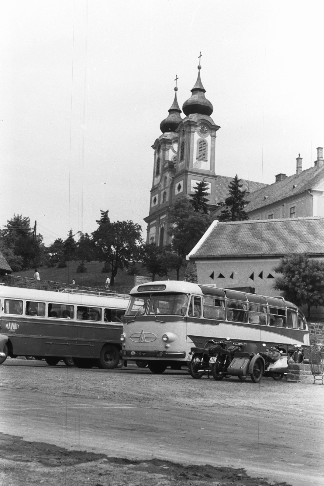 Magyarország,Balaton, Tihany, Kossuth Lajos utca, szemben a mai Borsos Miklós tér, fent a Bencés Apátság., 1962, Chuckyeager tumblr, autóbusz, MÁVAUT-szervezet, LAZ-márka, Fortepan #176083