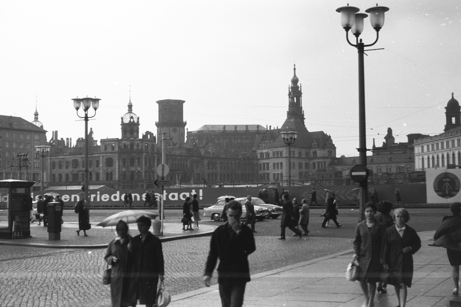 Germany, Dresden, Neumarkt, a Drezdai Kastély (Residenzschloss) romjai, kissé jobbra a Szentháromság Katolikus Főtemplom (Hofkirche) tornya., 1962, Chuckyeager tumblr, GDR, Fortepan #176090