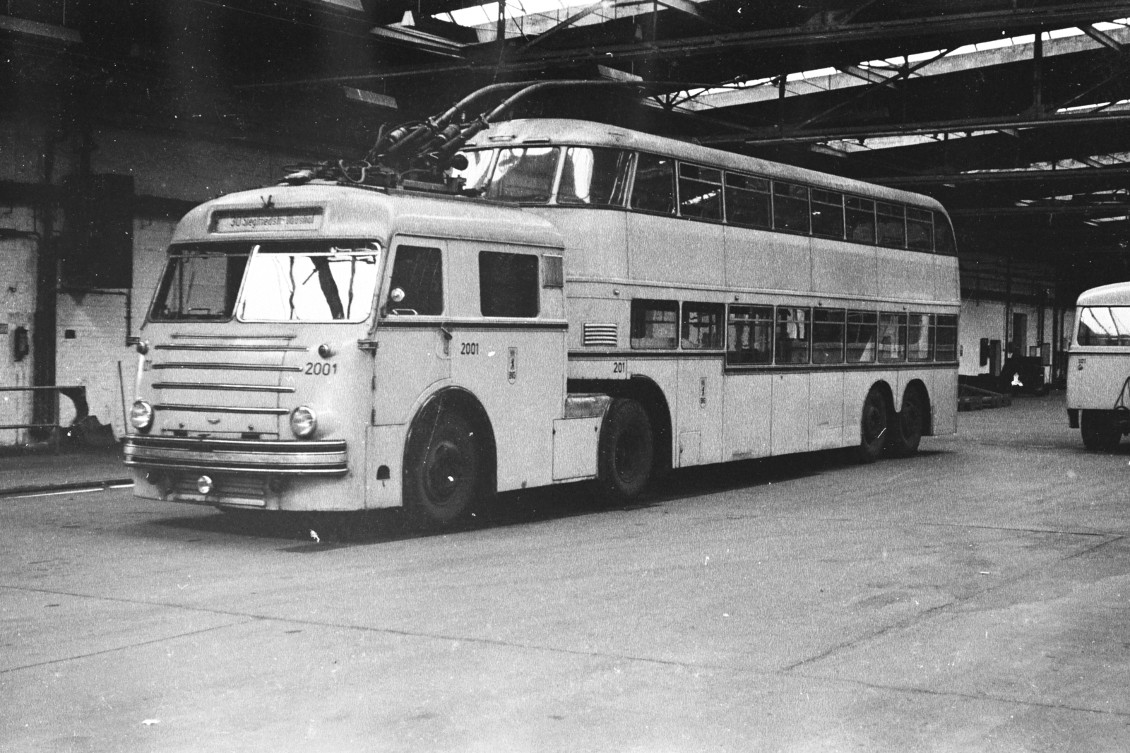 Germany, Berlin, Kelet-Berlin, Siegfriedstrasse 30-45., BVG Betriebshof Lichtenberg (villamos kocsiszín). A BVG-Ost közlekedési vállalat kísérleti nyerges trolibusza., 1963, Chuckyeager tumblr, GDR, East-Berlin, double-decker, Fortepan #176098