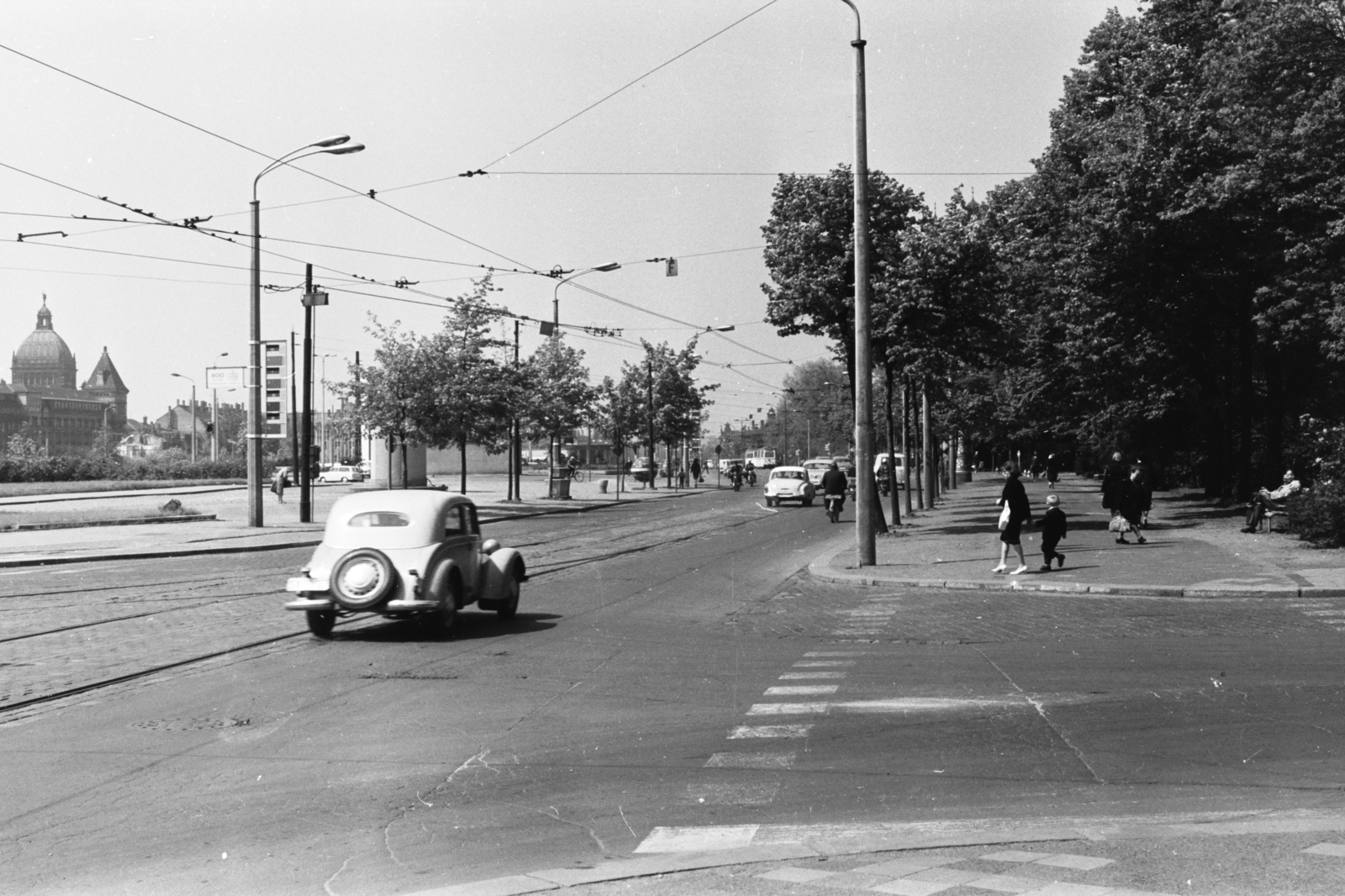 Germany, Leipzig, Rossplatz, a Wilhelm-Leuschner-Platz irányába nézve. A kép bal szélén a Szövetségi Közigazgatási Bíróság épülete, ami korábban Birdodalmi Bíróság volt, a kép készítésének idején pedig múzeumoknak adott otthont., 1966, Chuckyeager tumblr, GDR, East-Berlin, Fortepan #176102