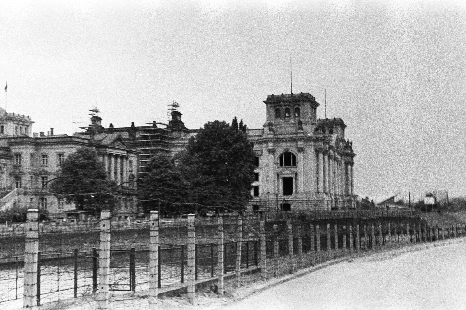 Germany, Berlin, Kelet-Berlin, Schiffbauerdamm, a Spree folyó túlparján, a nyugat-berlini oldalon, a Reichstag., 1962, Chuckyeager tumblr, GDR, Berlin Wall, East-Berlin, West Berlin, Fortepan #176105