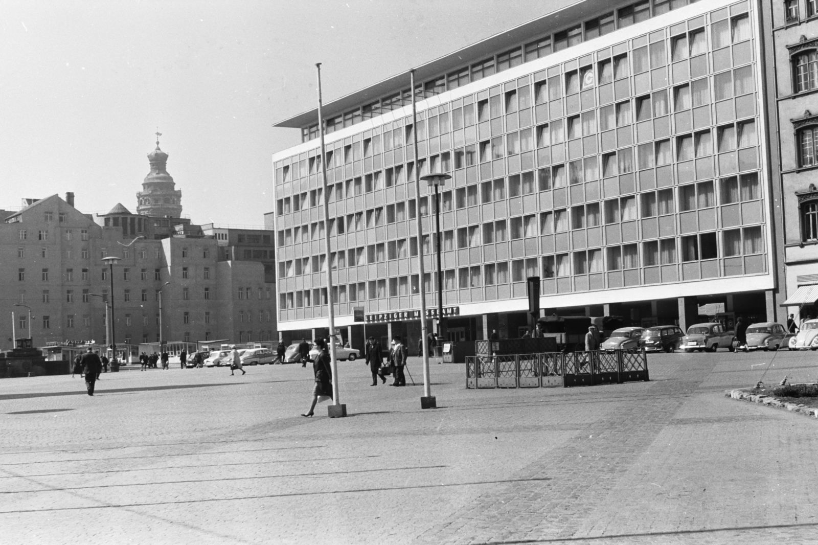 Germany, Leipzig, Markt, a Messeamt épülete. A háttérben az Új Városháza (Neues Rathaus) tornya látható., 1966, Chuckyeager tumblr, GDR, Fortepan #176108