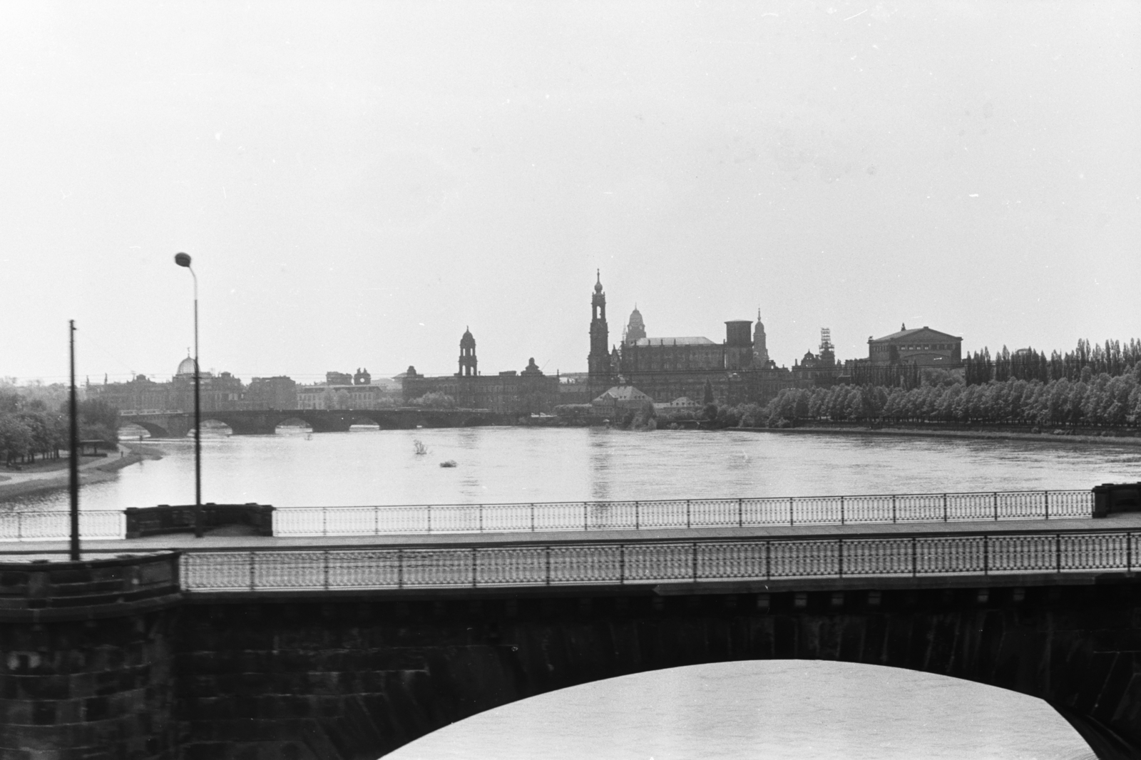 Germany, Dresden, a Marienbrücke az Elba folyón. A túlparton jobbra az Operaház (Semperoper), tőle balra a Szentháromság Katolikus Főtemplom (Hofkirche)., 1962, Chuckyeager tumblr, GDR, Fortepan #176111