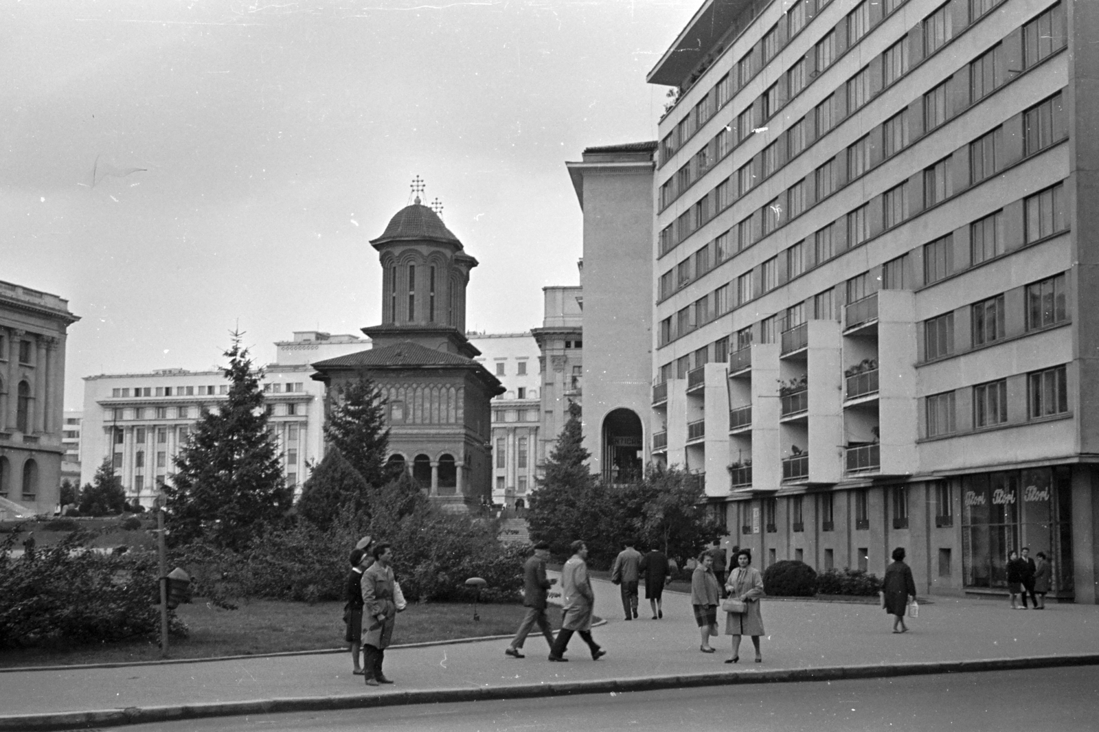 Románia, Bukarest, Strada Ion Câmpineanu (13 Decembrie), szemben a Kretzulescu-templom (Biserica Kretzulescu)., 1962, Chuckyeager tumblr, Fortepan #176115