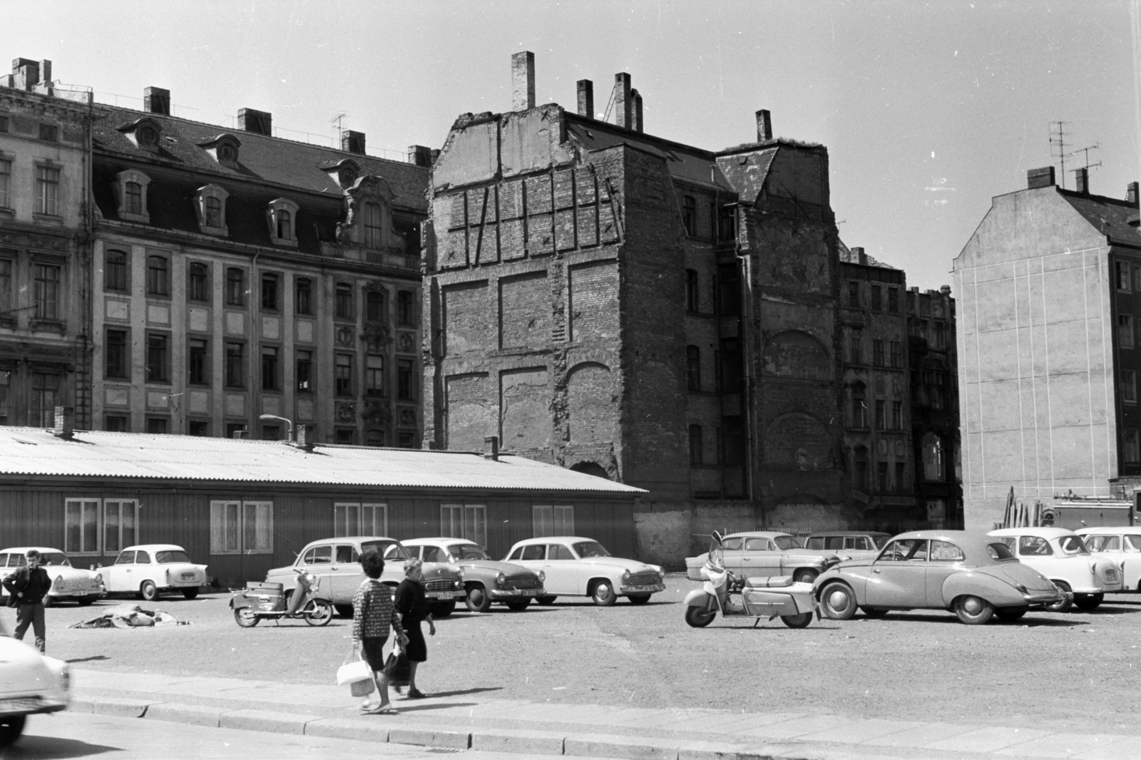 Germany, Leipzig, a Thomasgasse felől a Klostergasse felé nézve. A Klostergasse-ben látható díszes homlokfalú épület a Régi Kolostor (Alstes Kloster)., 1966, Chuckyeager tumblr, GDR, Fortepan #176121