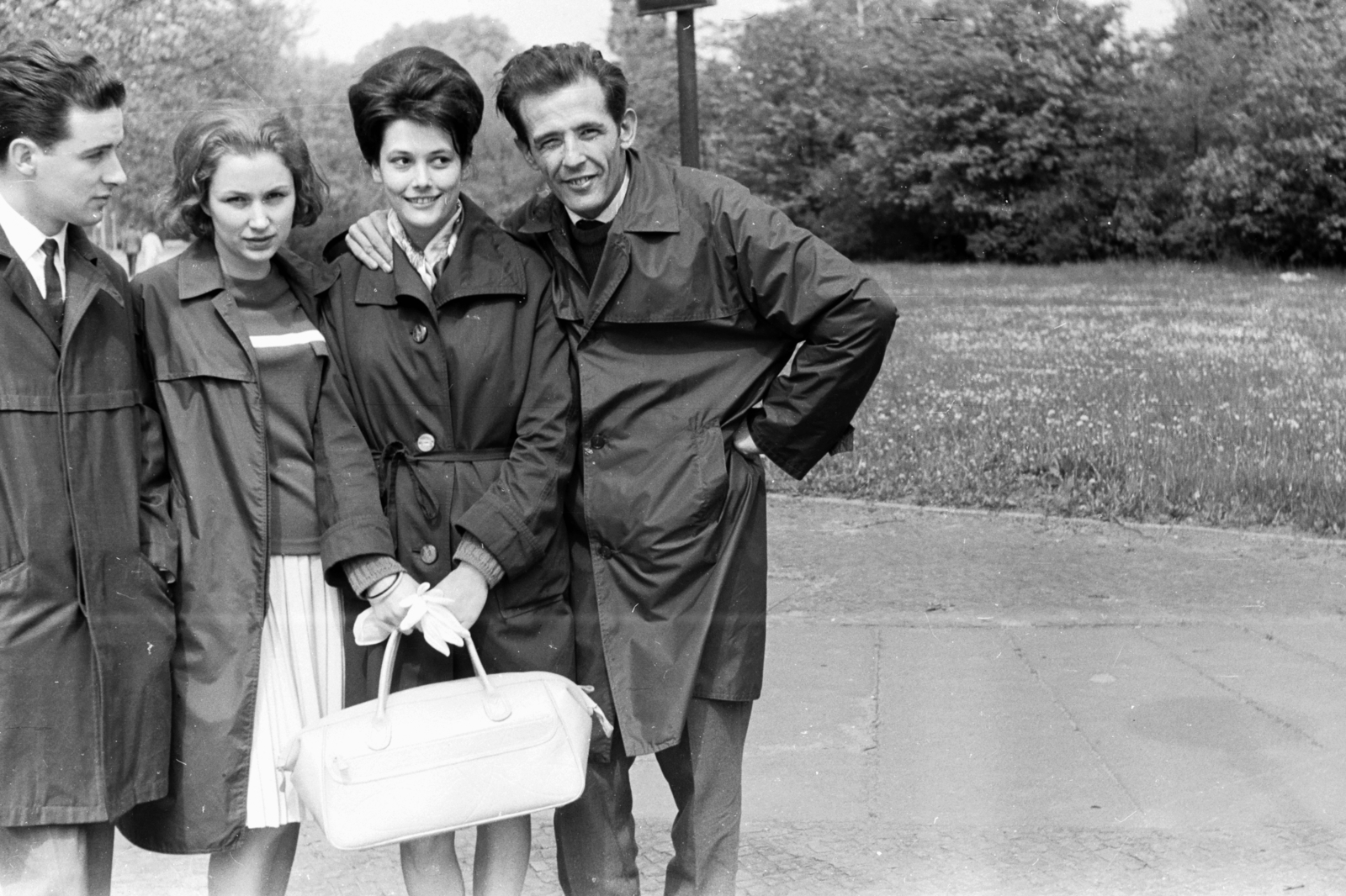 Germany, Leipzig, Karl-Tauchnitz-Strasse, a Herzliya-Platz saroktól a Mozartstrasse felé nézve., 1966, Chuckyeager tumblr, GDR, handbag, arms around shoulders, trench coat, Fortepan #176124
