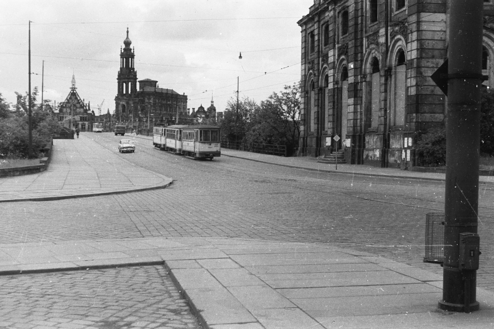 Germany, Dresden, a Köpckestrasse felől az Augustusbrücke felé nézve, az Elba túlpartján a Hofkirche., 1962, Chuckyeager tumblr, GDR, Fortepan #176128