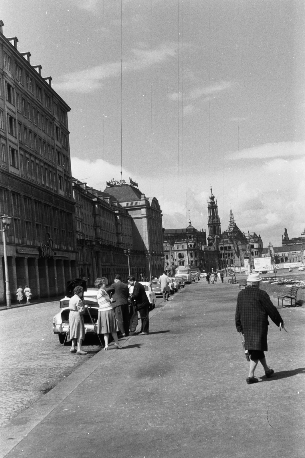 Németország, Drezda, Seestrasse a Wilsdruffer Strasse (Ernst-Thälmann-Strasse) felé nézve. Balra a Cafe Prag, szemben a Drezdai Kastély (Residenzschloß) romjaia és a Szentháromság Katolikus Főtemplom (Hofkirche) tornya., 1962, Chuckyeager tumblr, NDK, Fortepan #176139
