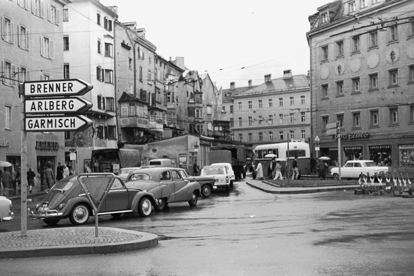 Ausztria, Innsbruck, a Marktgraben az Innrain felől nézve., 1962, Chuckyeager tumblr, Volkswagen-márka, Volkswagen Bogár, Fortepan #176144