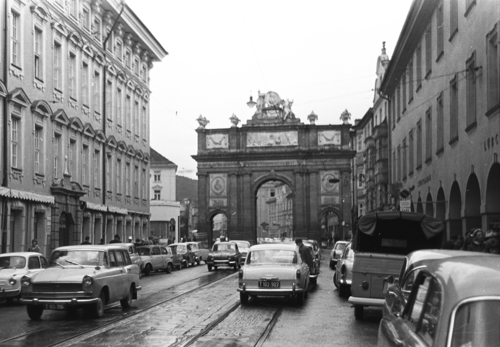 Ausztria, Innsbruck, a Diadalív a Maria-Theresien-Strasse felől nézve., 1962, Chuckyeager tumblr, Volkswagen-márka, Volkswagen Typ3, Volkswagen Typ2, Fortepan #176145