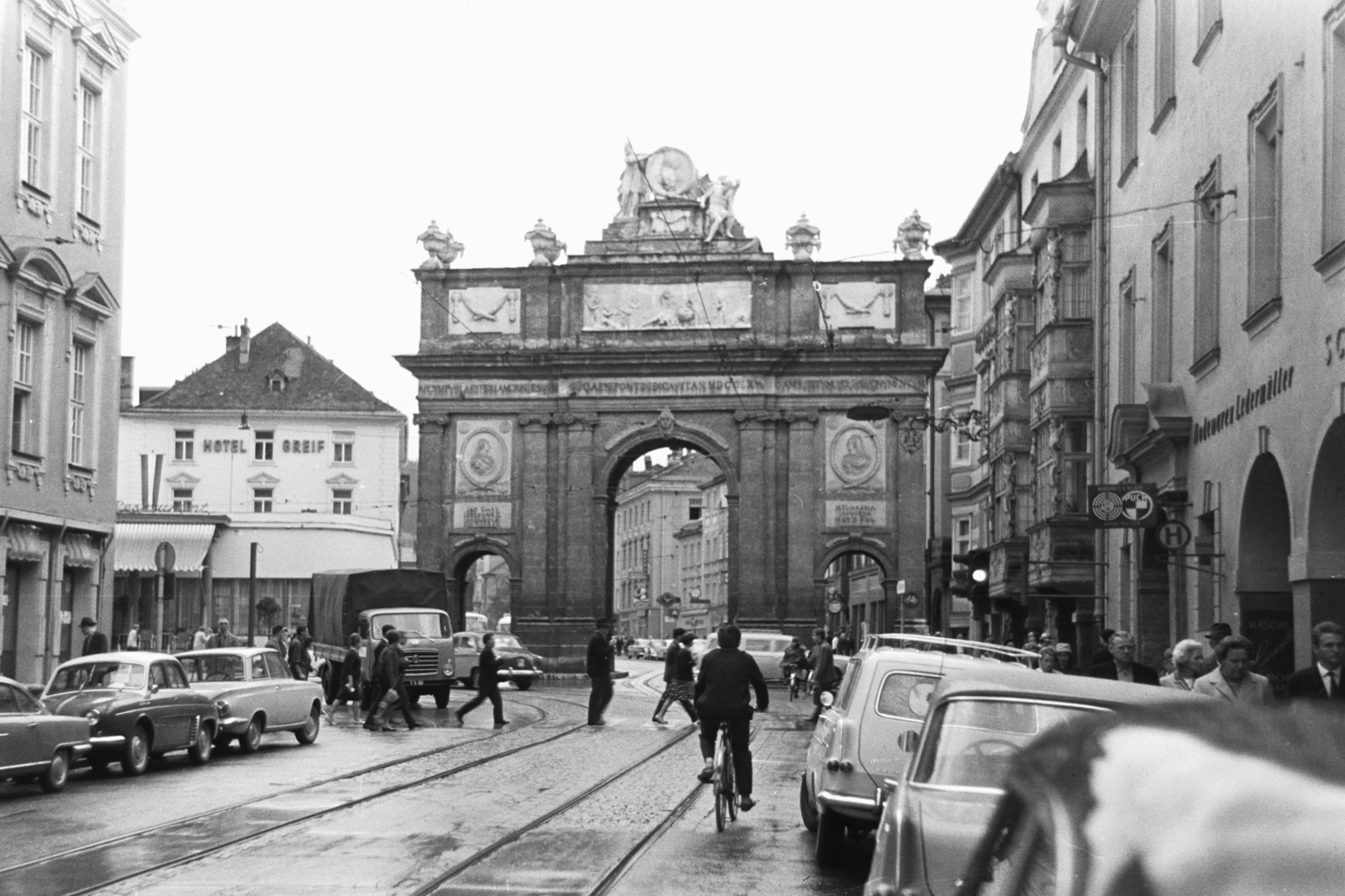 Ausztria, Innsbruck, a Diadalív a Maria-Theresien-Strasse felől nézve., 1962, Chuckyeager tumblr, Fortepan #176146